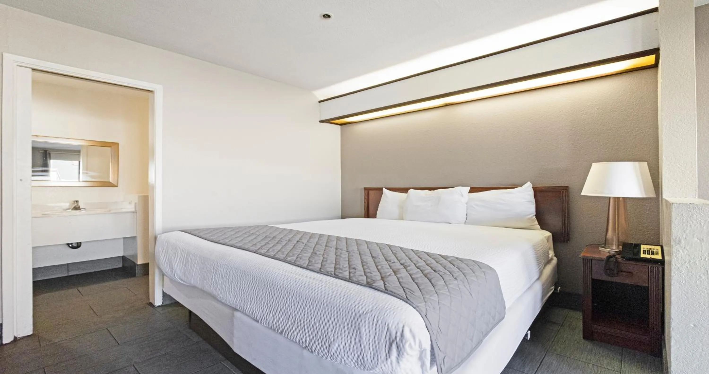 Photo of the whole room, Bed in Budget Inn and Suites Stockton Yosemite