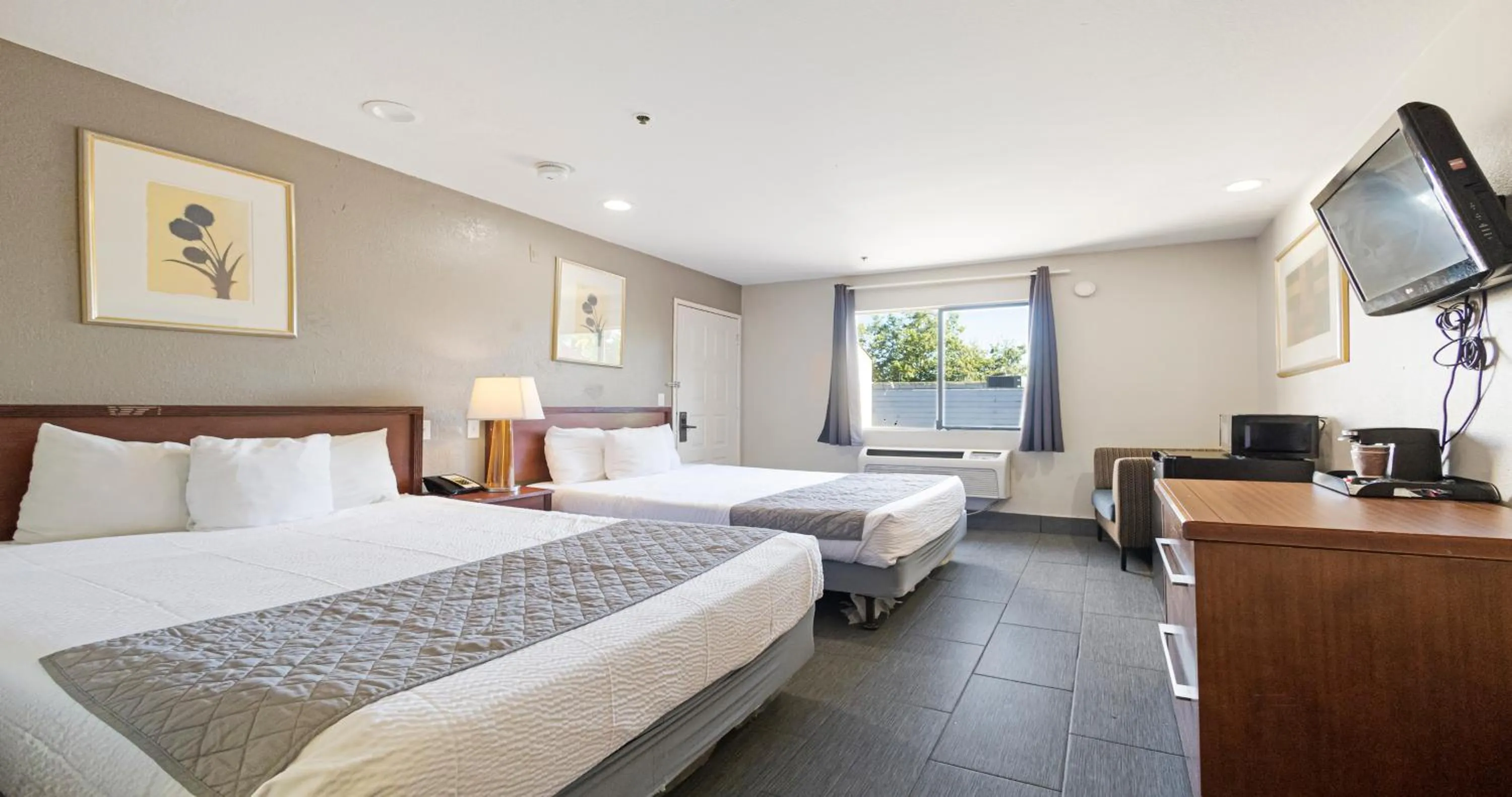 Photo of the whole room, Bed in Budget Inn and Suites Stockton Yosemite