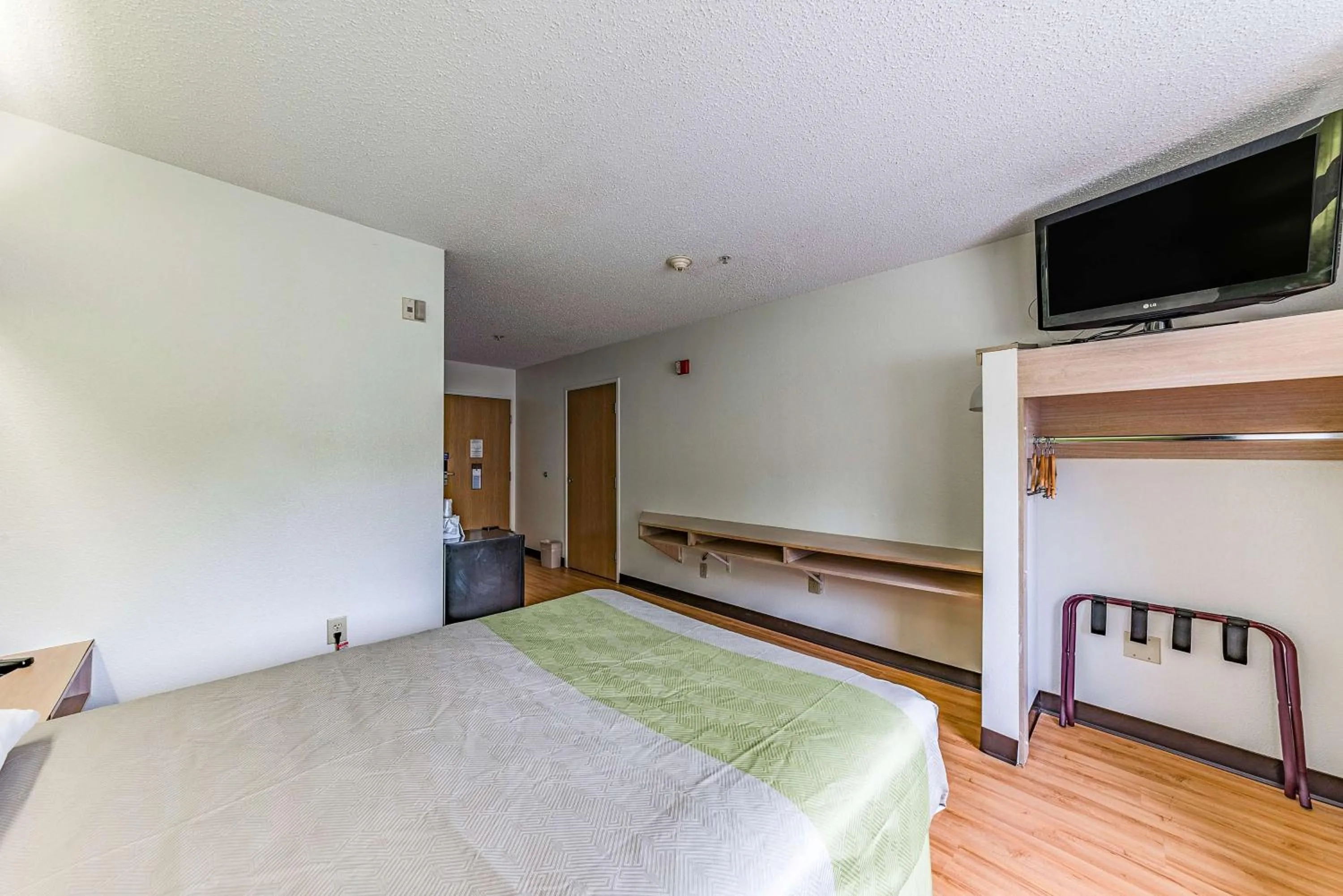 TV and multimedia, Bed in Motel 6-Charlotte, NC - University