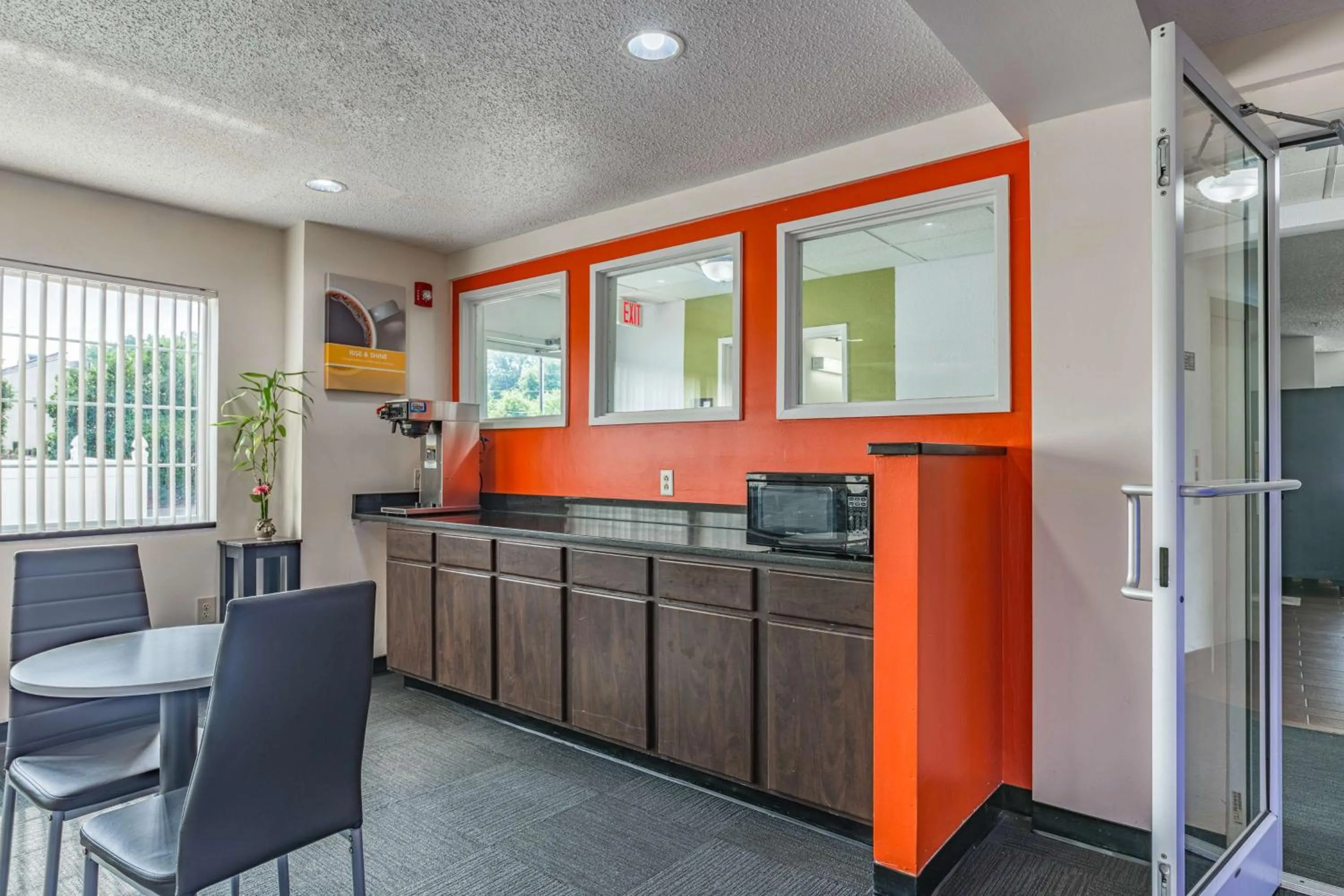 Restaurant/places to eat in Motel 6-Charlotte, NC - University