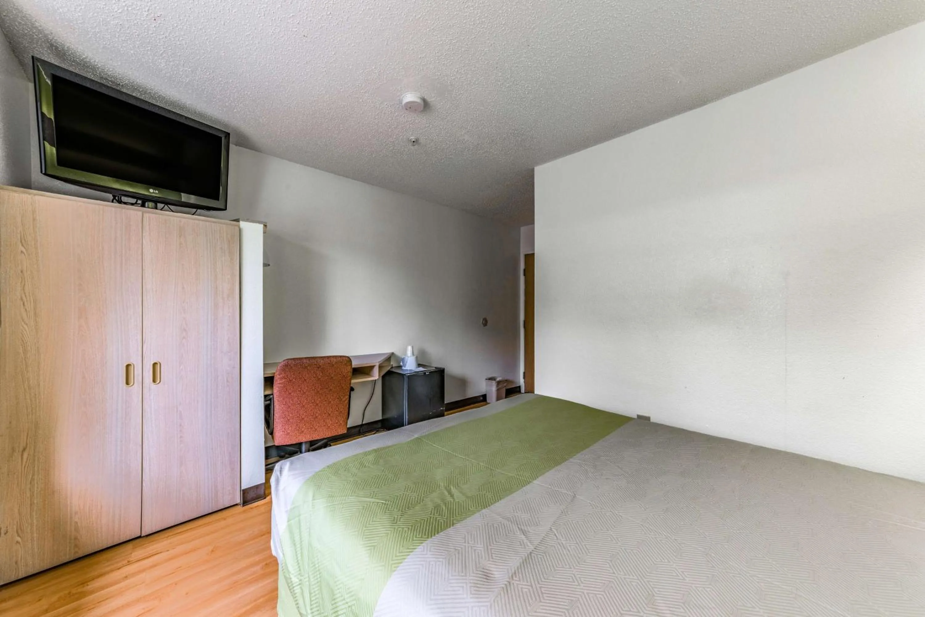 TV and multimedia, Bed in Motel 6-Charlotte, NC - University