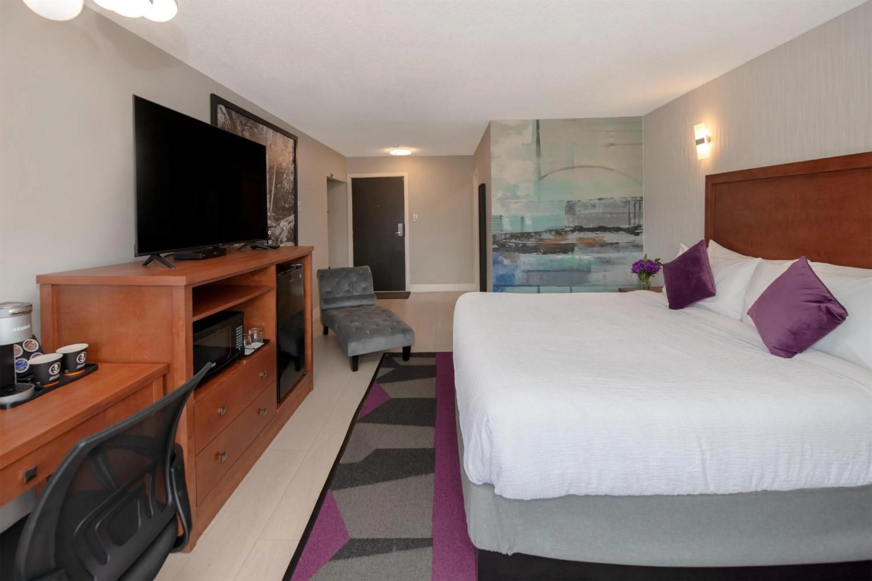 Bedroom, Bed in Coast Metro Vancouver Hotel