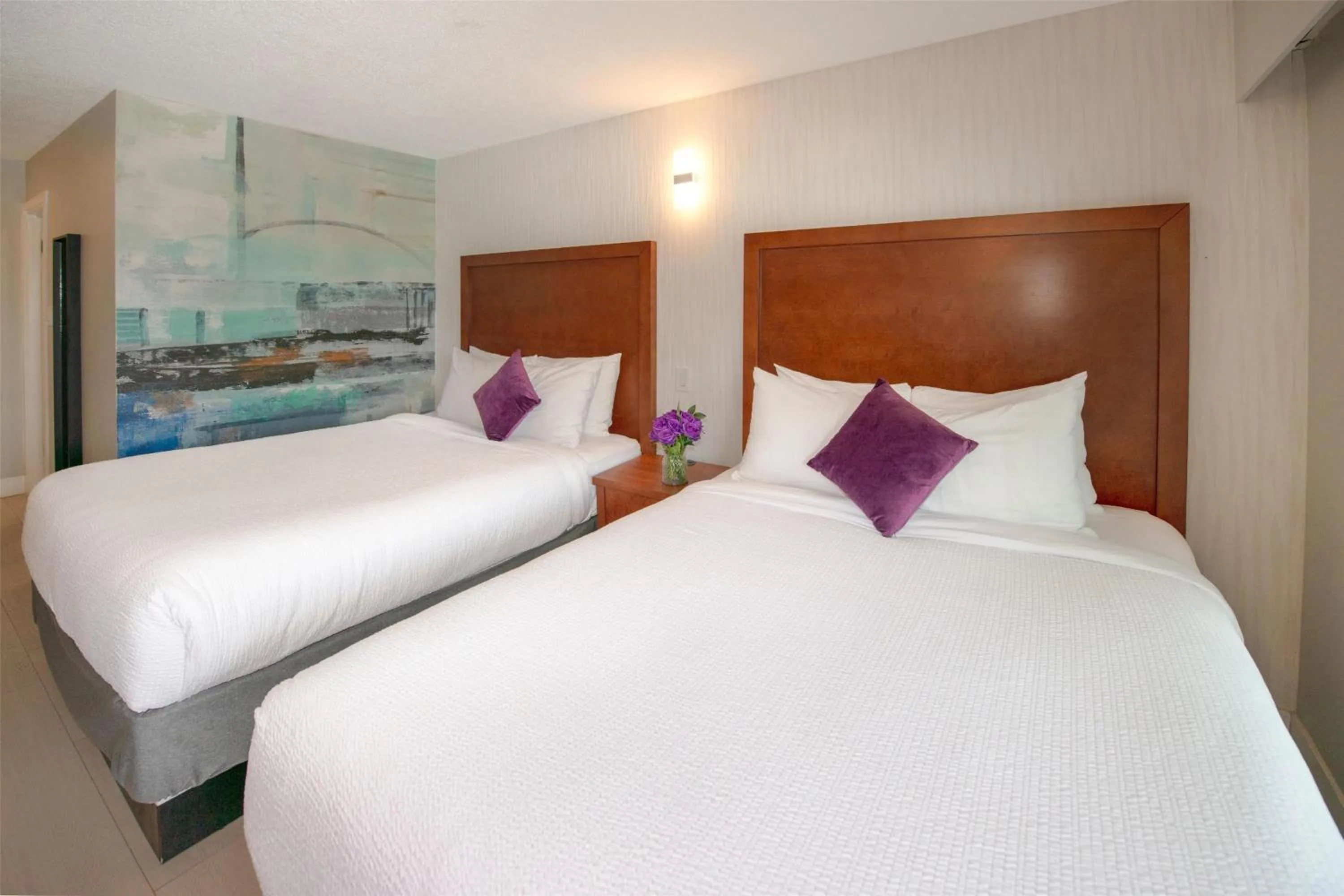 Bedroom, Bed in Coast Metro Vancouver Hotel