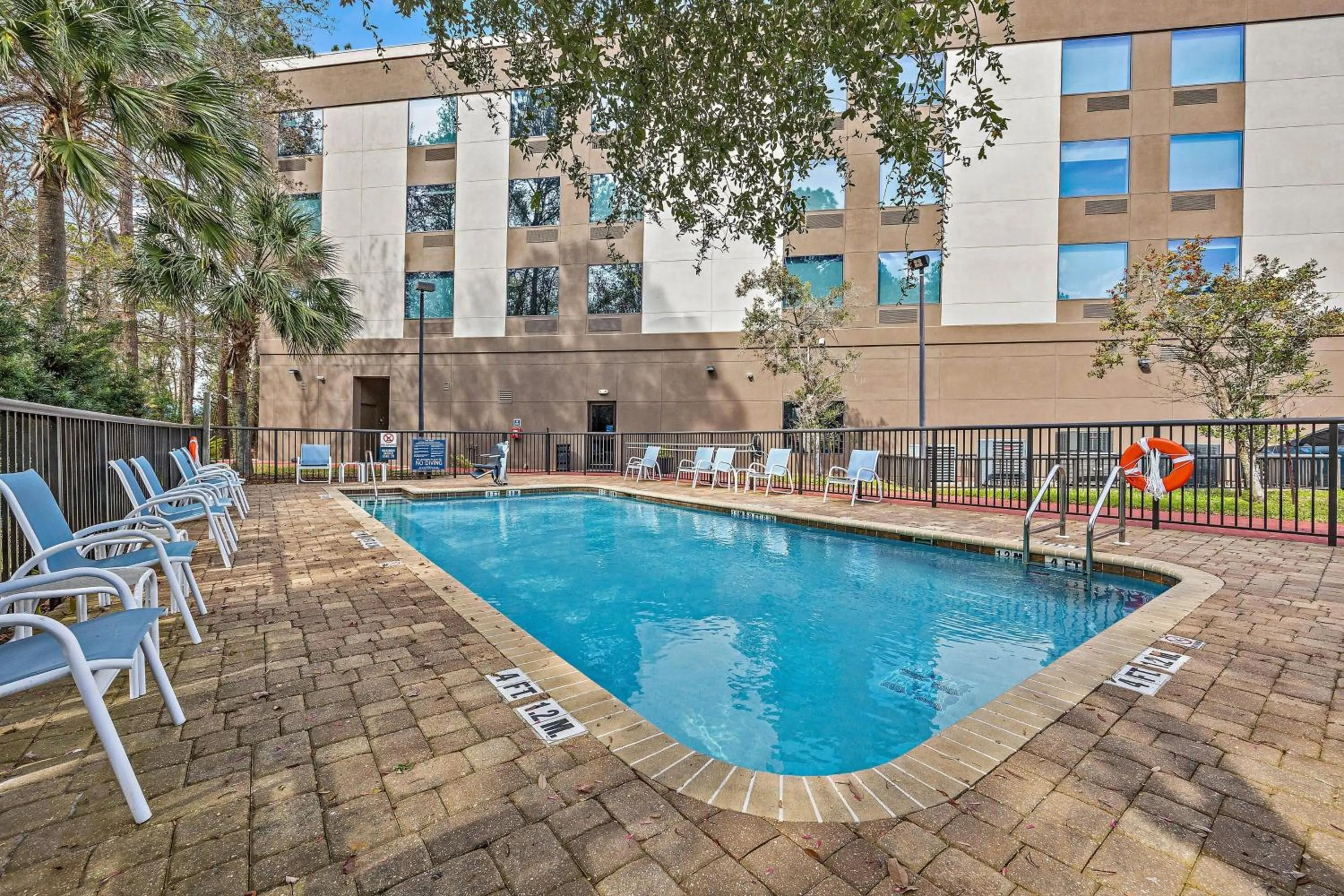 Swimming pool in Four Points by Sheraton Jacksonville Baymeadows