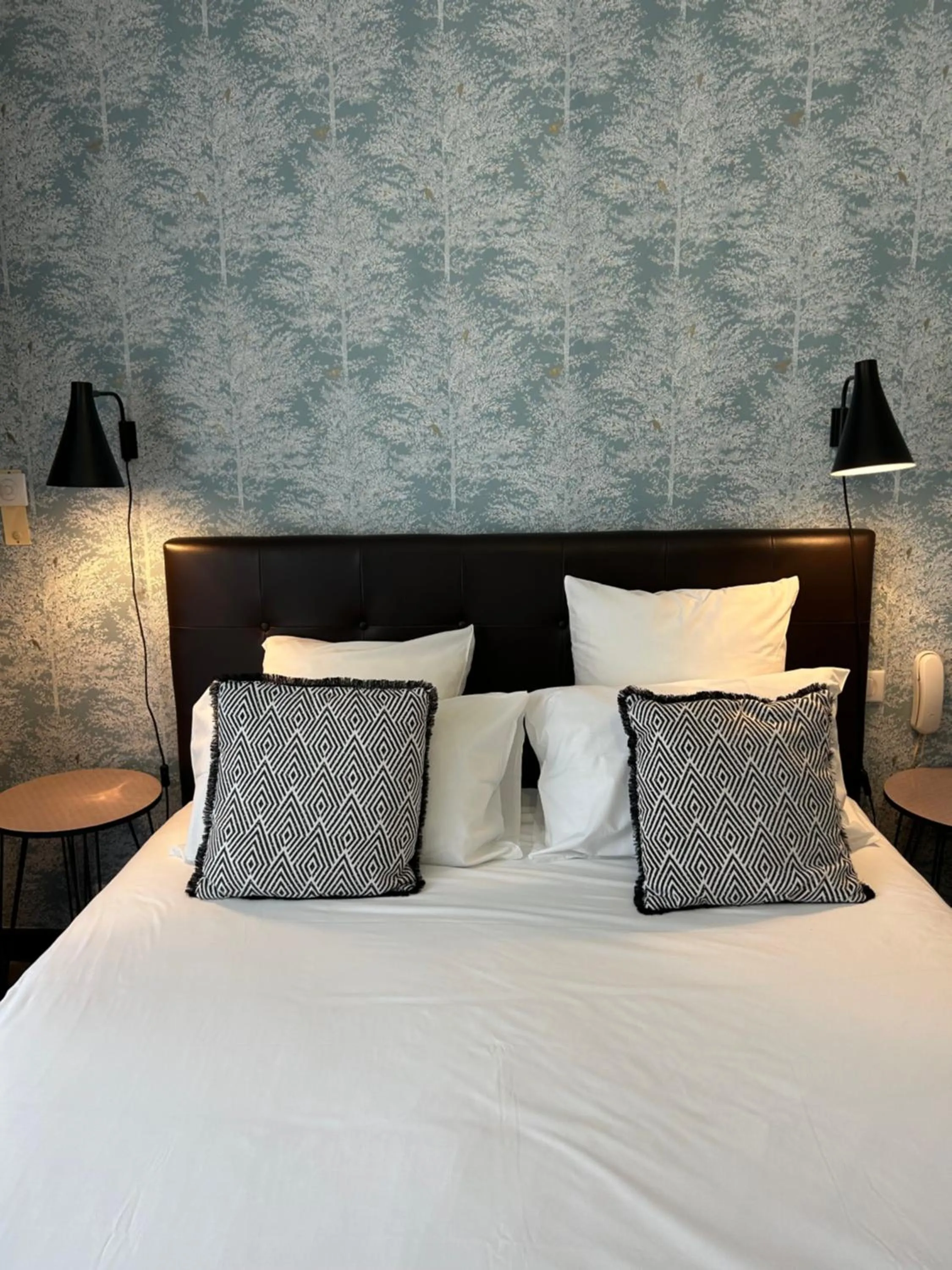 Bed in Cit'Hotel L'Etape