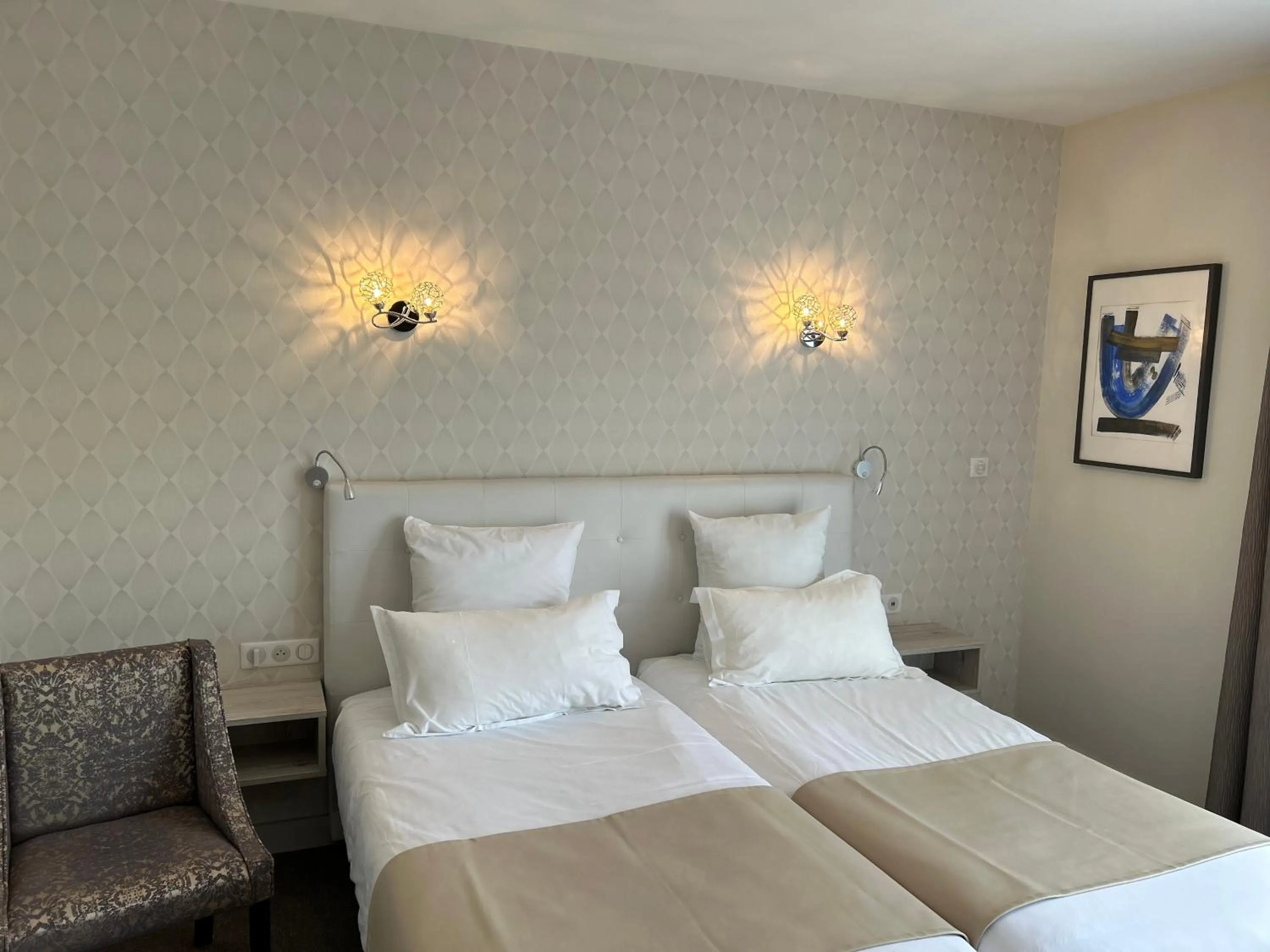 Bed in Cit'Hotel L'Etape