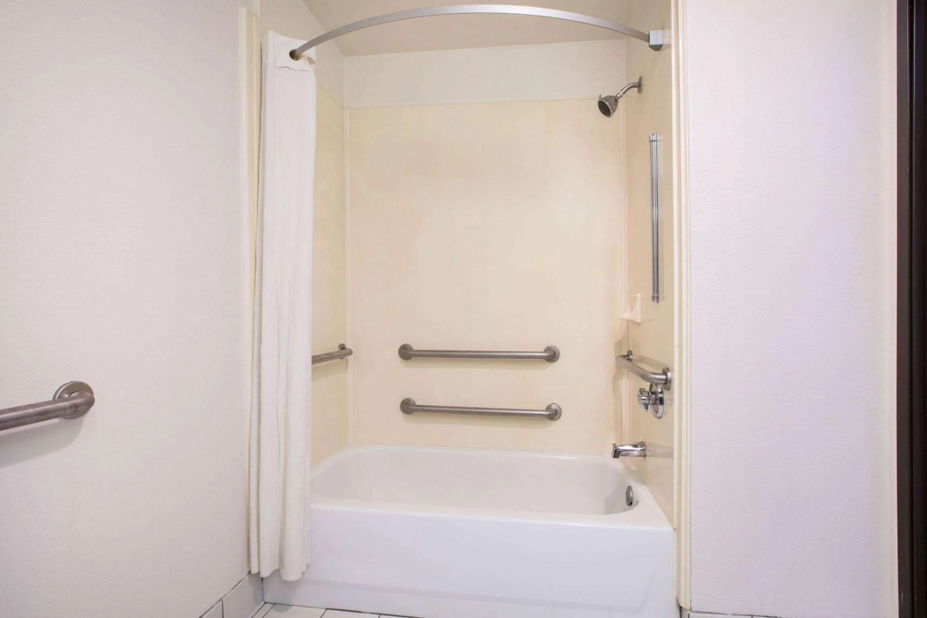 Photo of the whole room in Super 8 by Wyndham Garland North Dallas Area