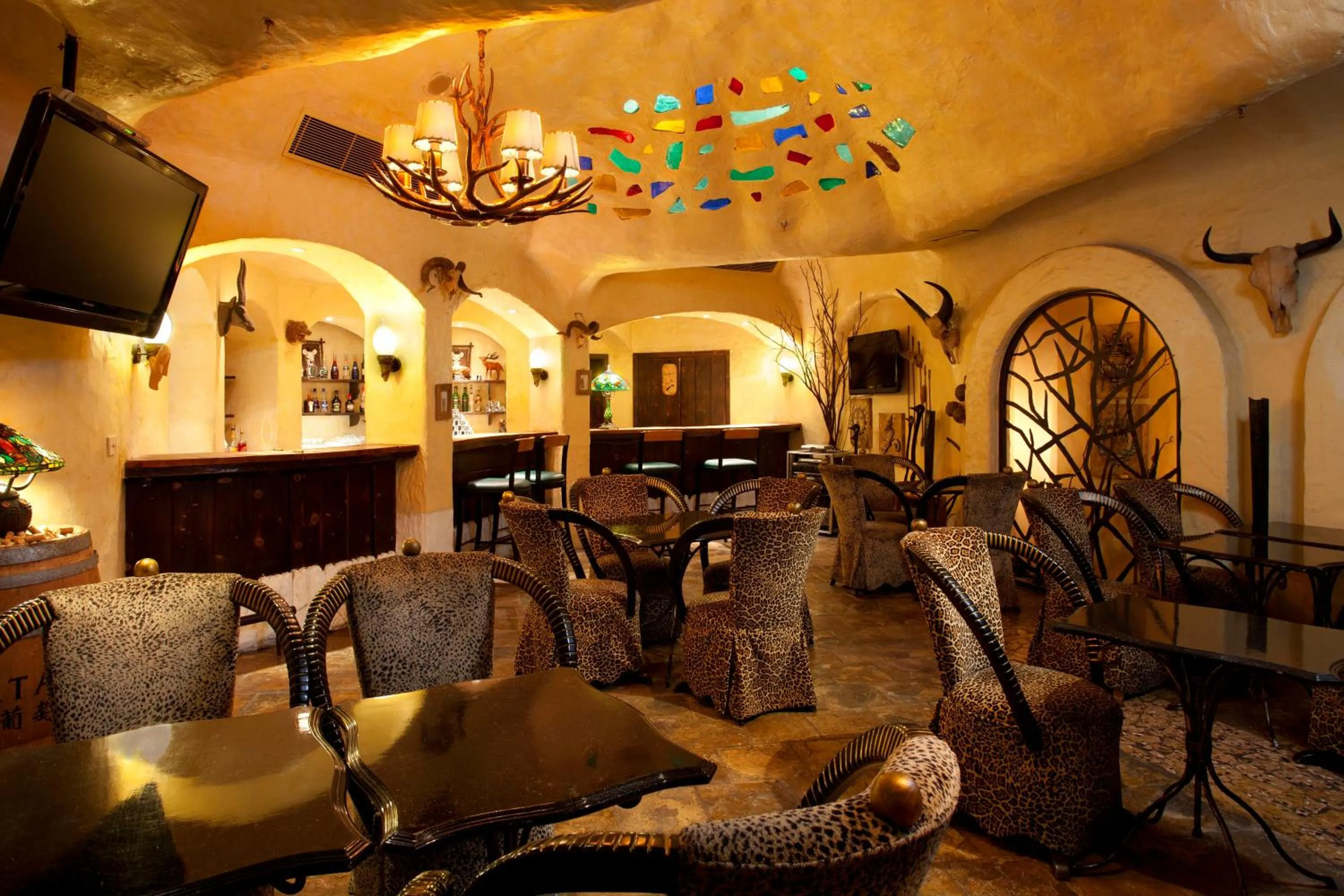 Lounge or bar in Crowne Plaza Qingdao by IHG