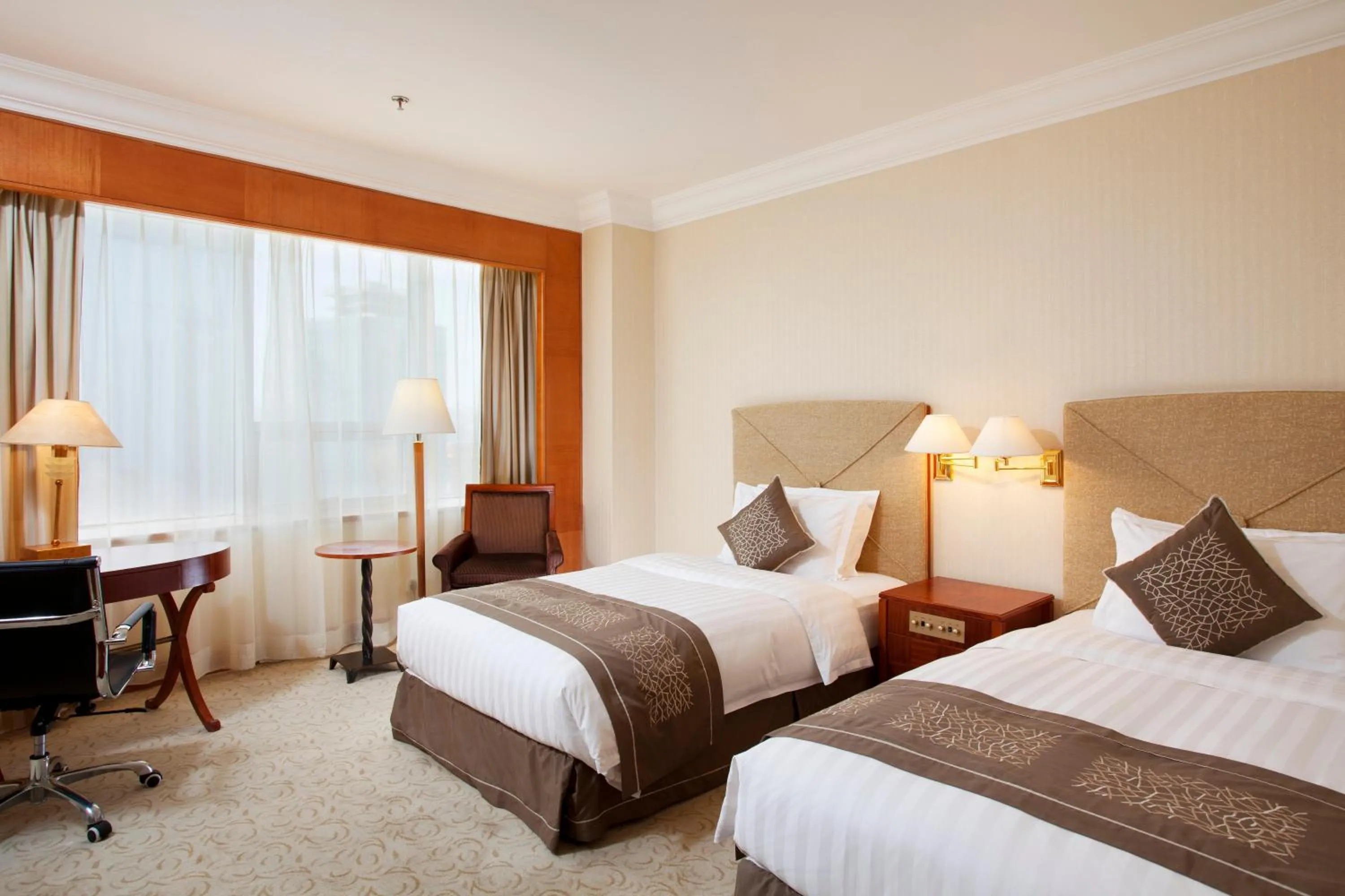 Photo of the whole room, Bed in Crowne Plaza Qingdao by IHG