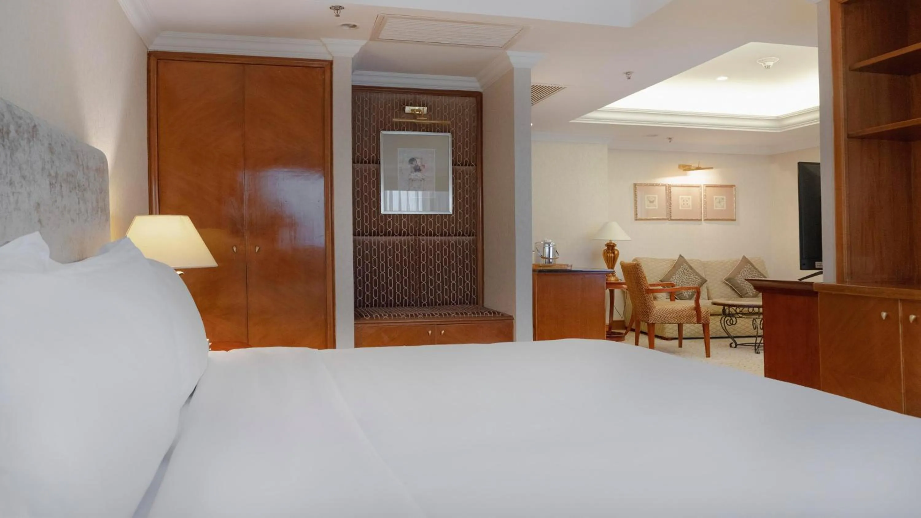 Photo of the whole room, Bed in Crowne Plaza Qingdao by IHG