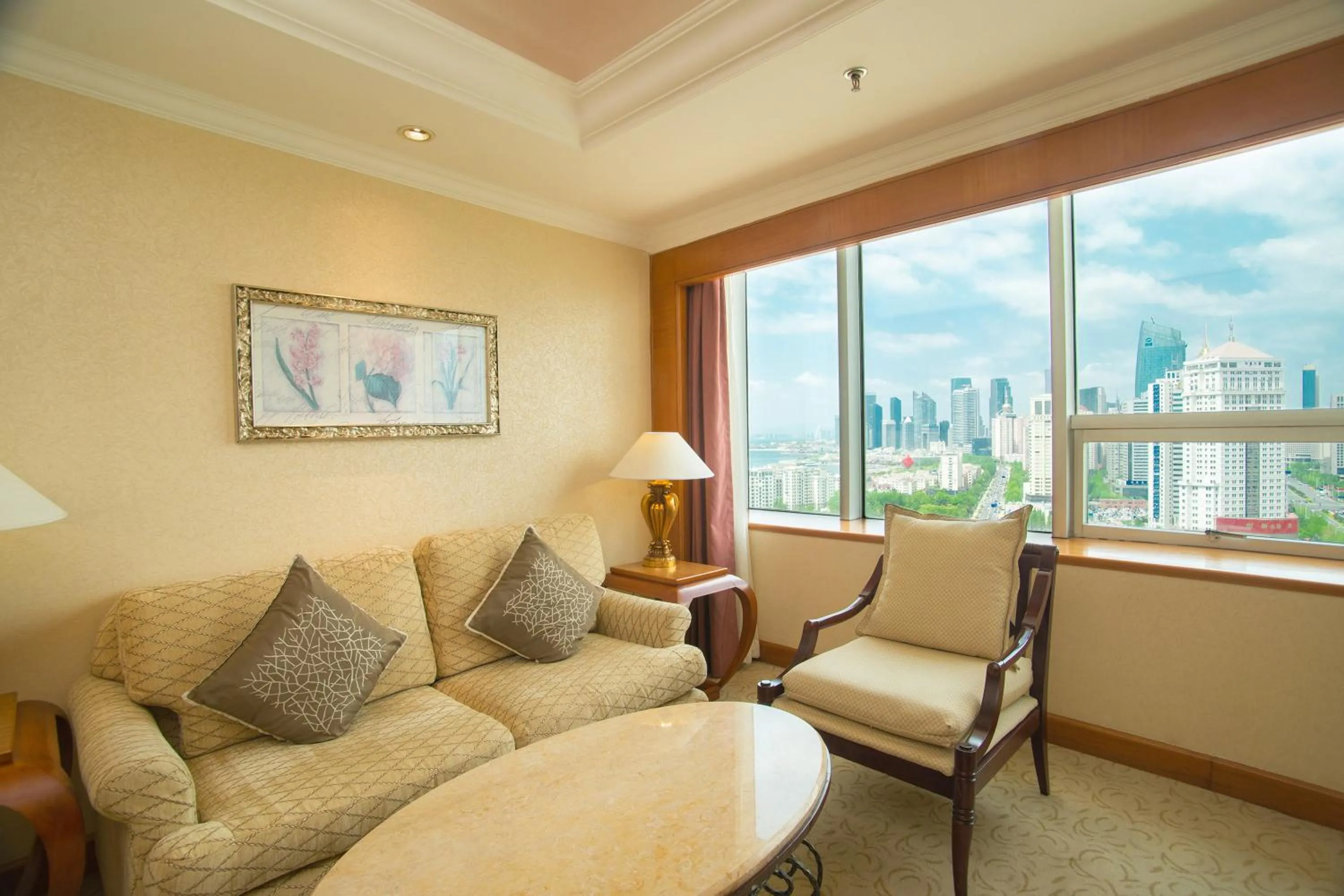 Living room in Crowne Plaza Qingdao by IHG