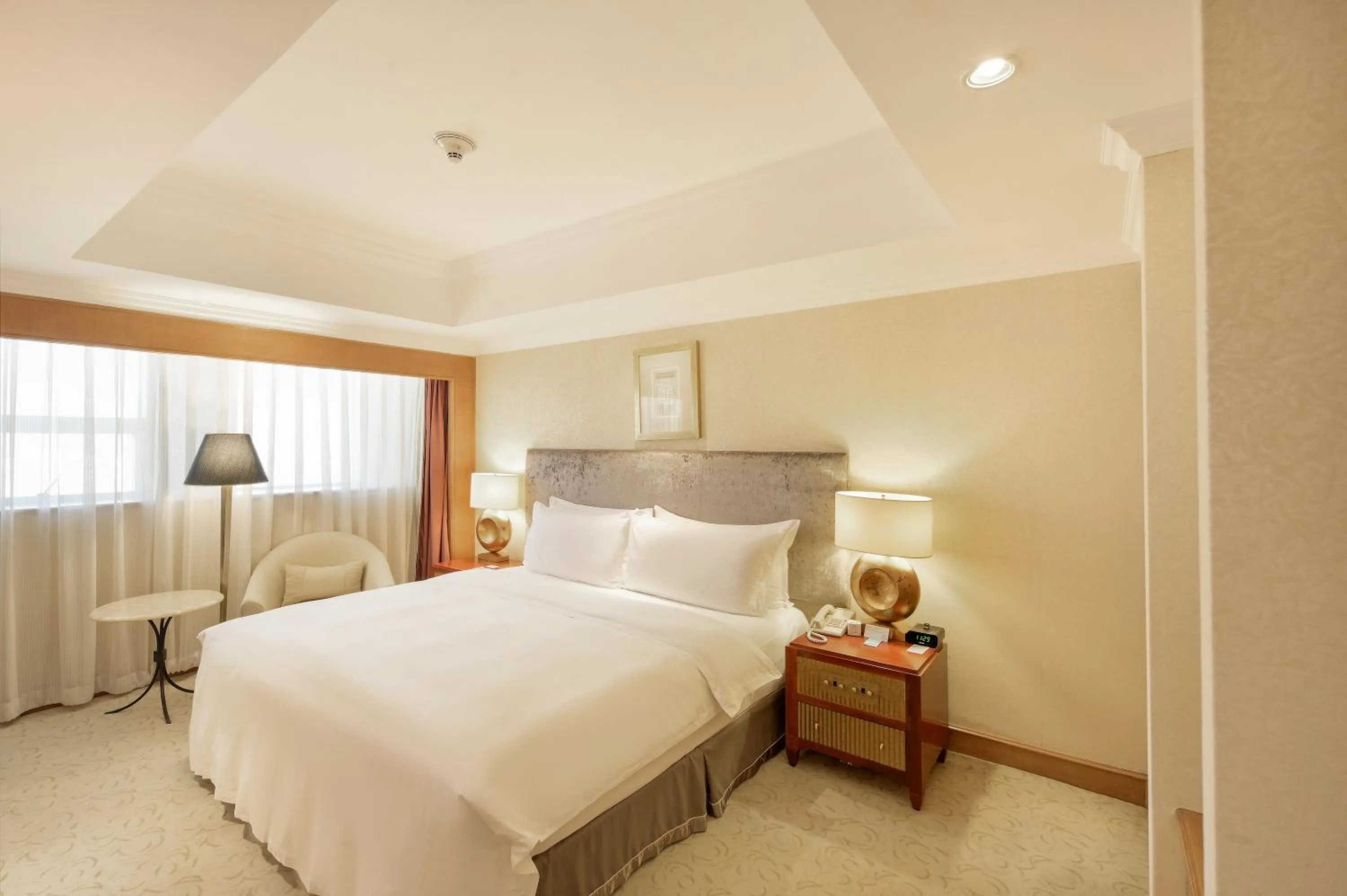 Photo of the whole room, Bed in Crowne Plaza Qingdao by IHG