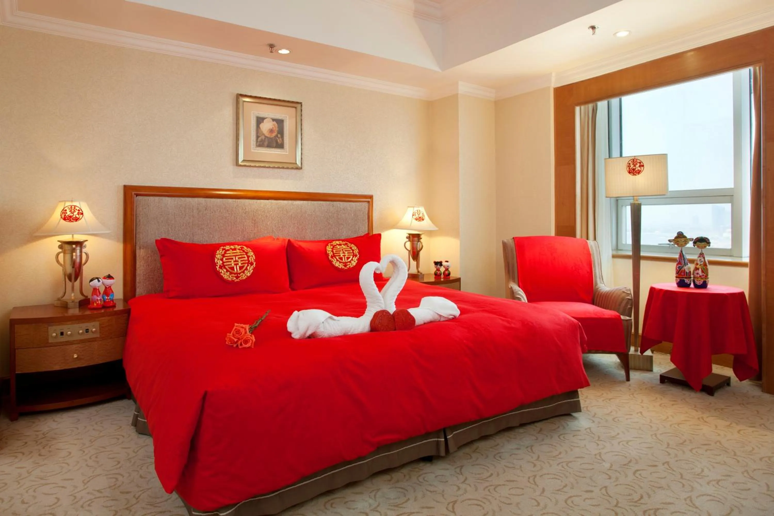 Photo of the whole room, Bed in Crowne Plaza Qingdao by IHG