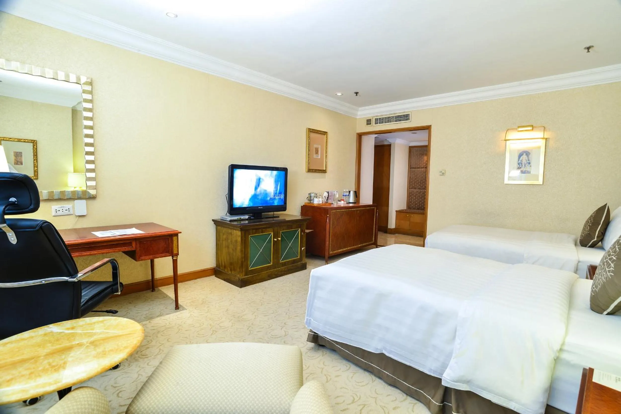 Photo of the whole room, Bed in Crowne Plaza Qingdao by IHG