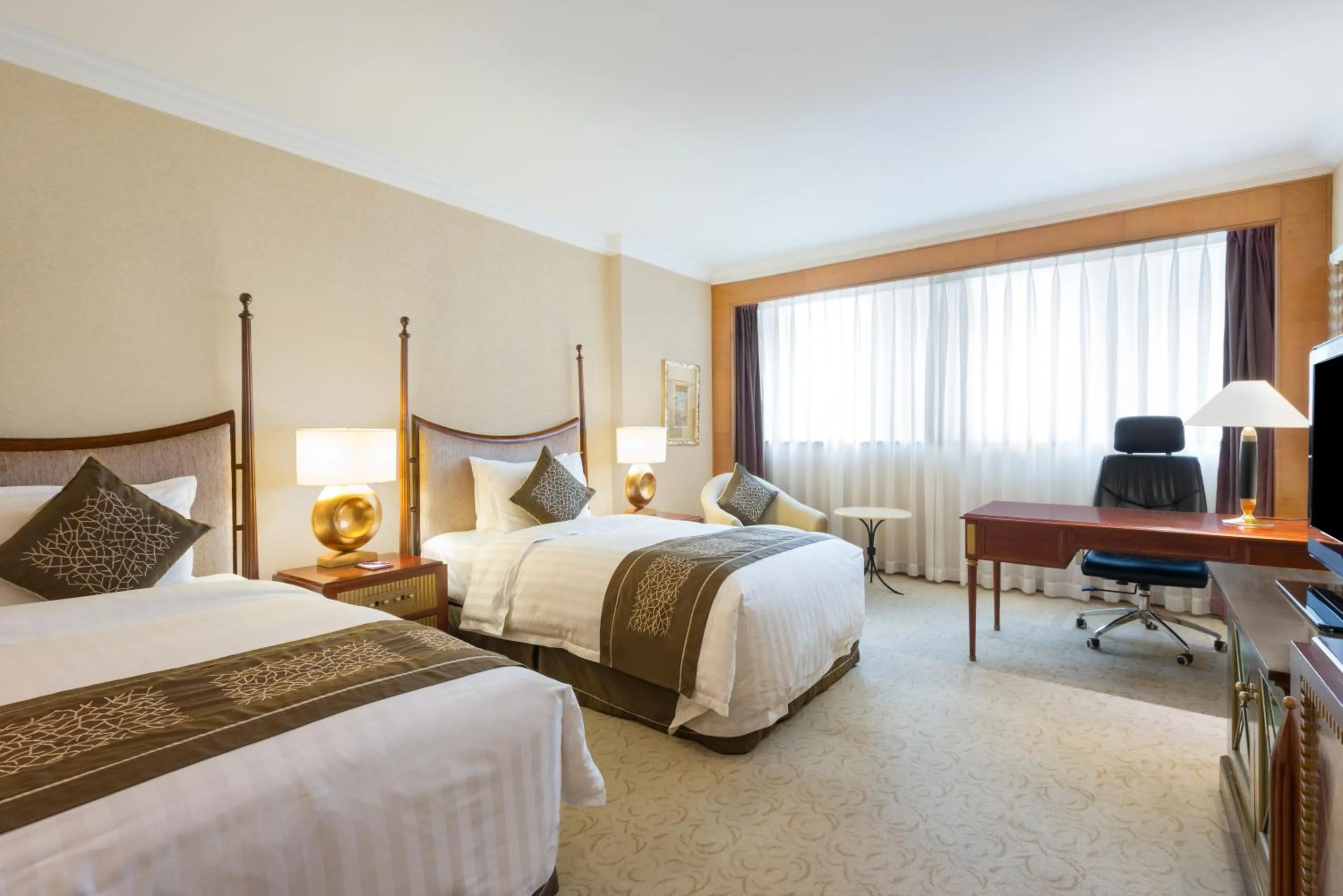 Photo of the whole room, Bed in Crowne Plaza Qingdao by IHG