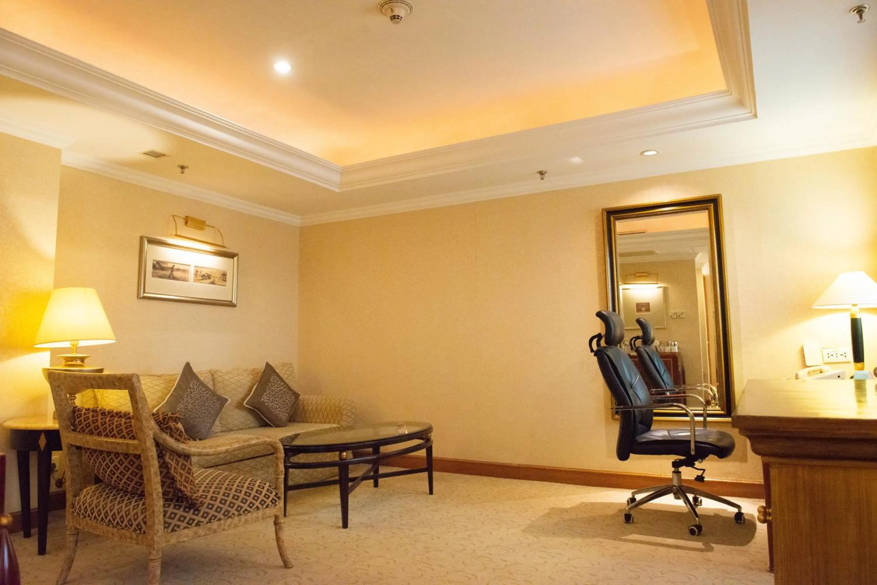 Living room in Crowne Plaza Qingdao by IHG