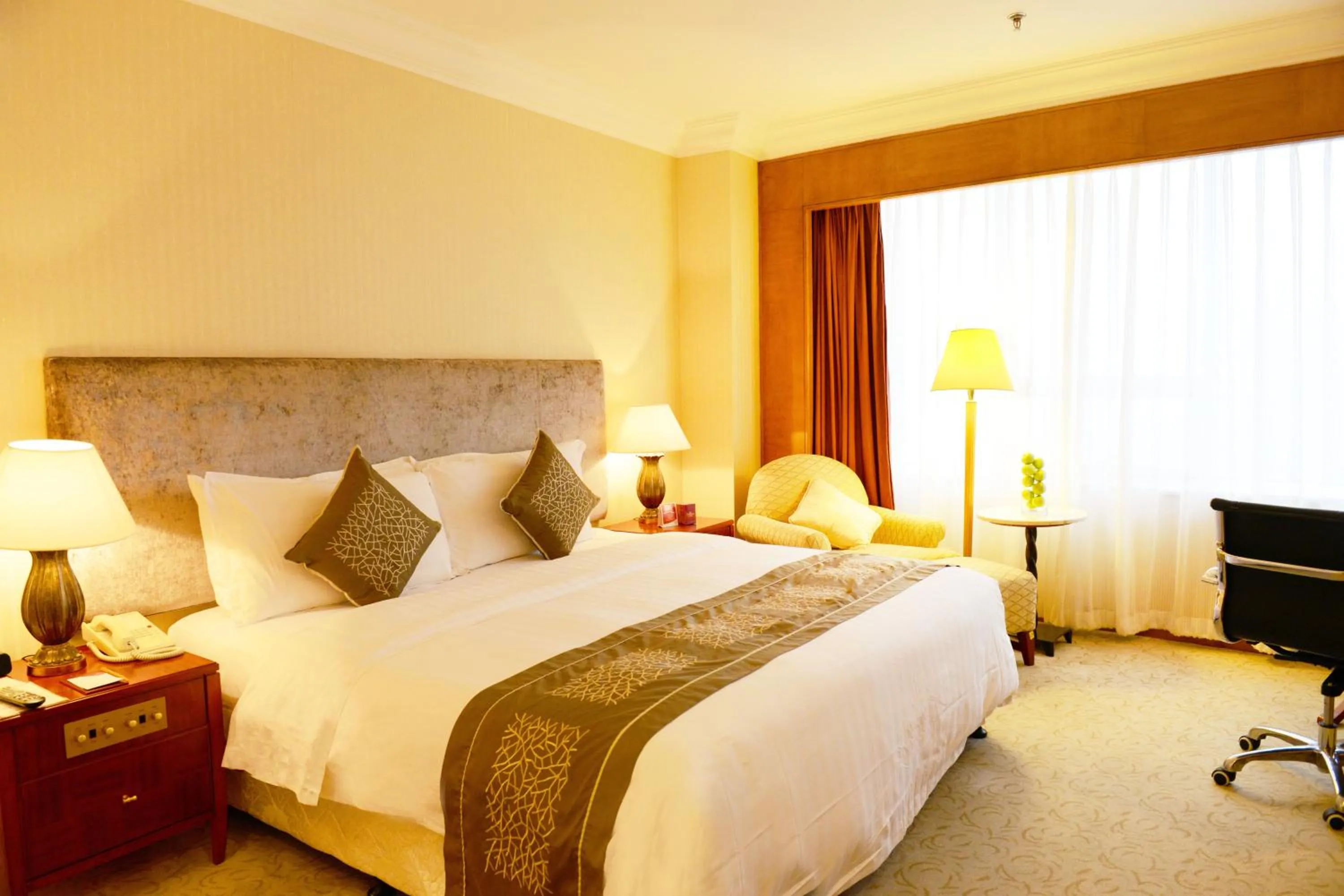 Photo of the whole room, Bed in Crowne Plaza Qingdao by IHG