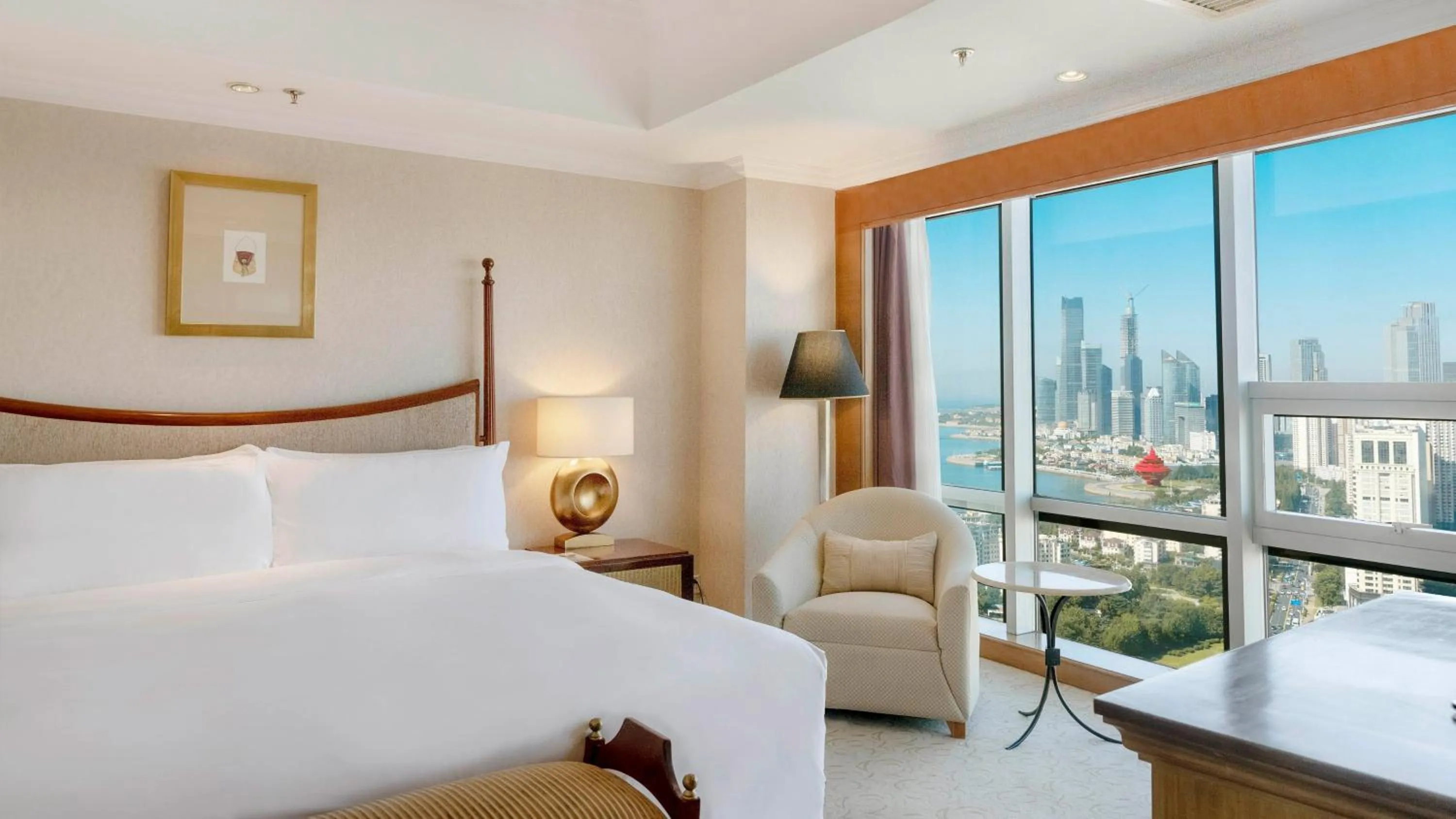 Photo of the whole room, Bed in Crowne Plaza Qingdao by IHG