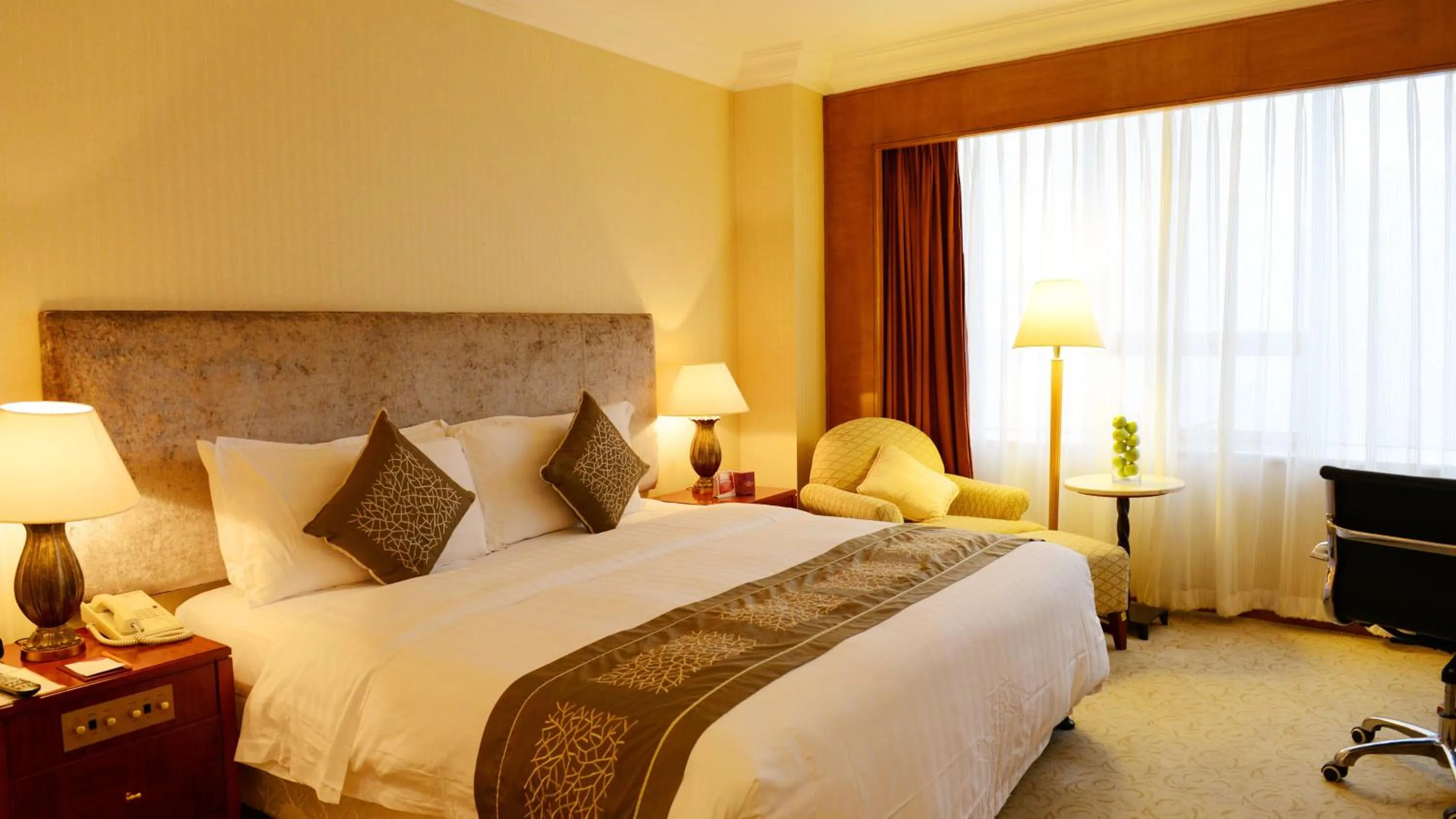 Photo of the whole room, Bed in Crowne Plaza Qingdao by IHG