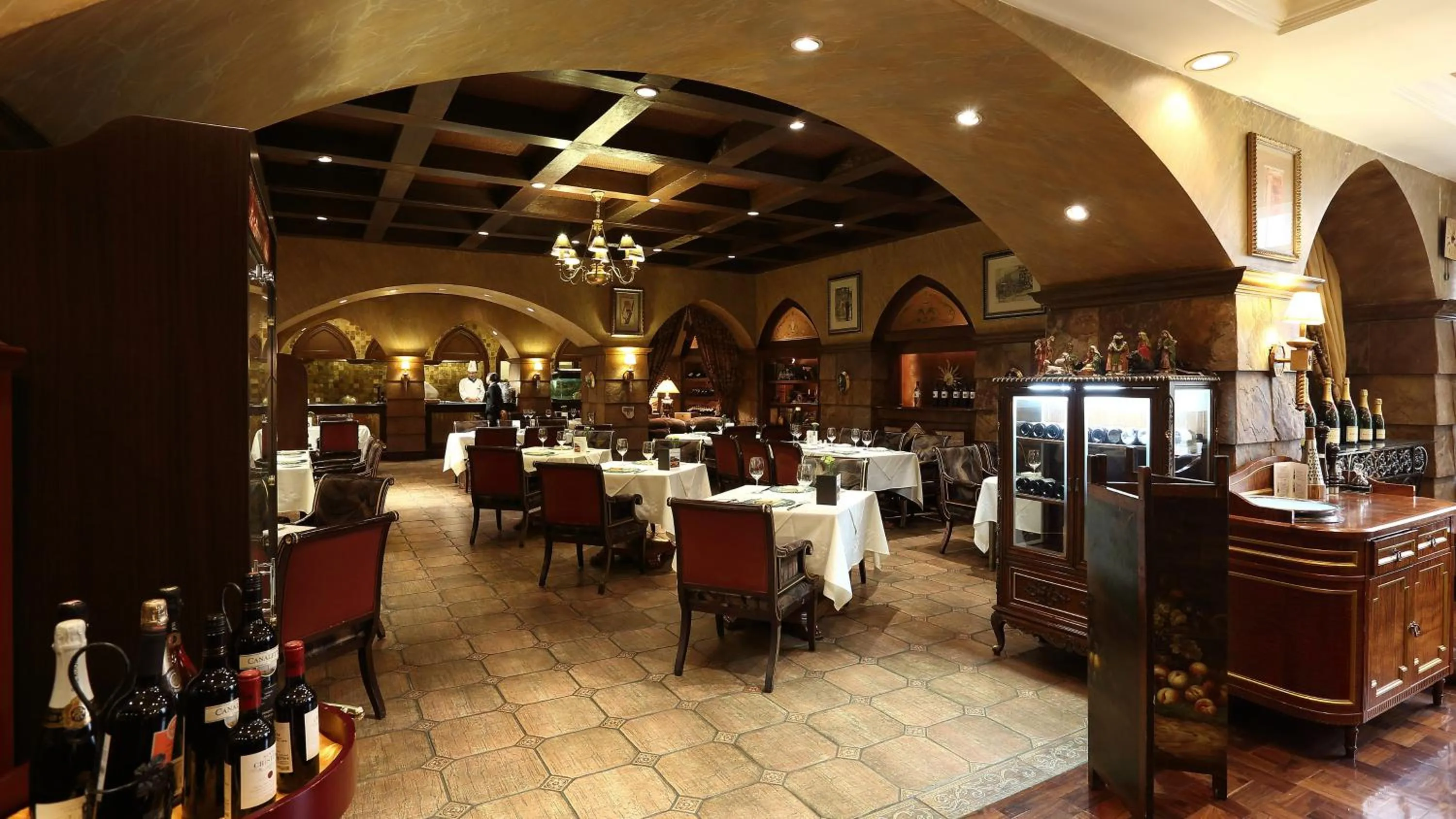 Restaurant/places to eat in Crowne Plaza Qingdao by IHG