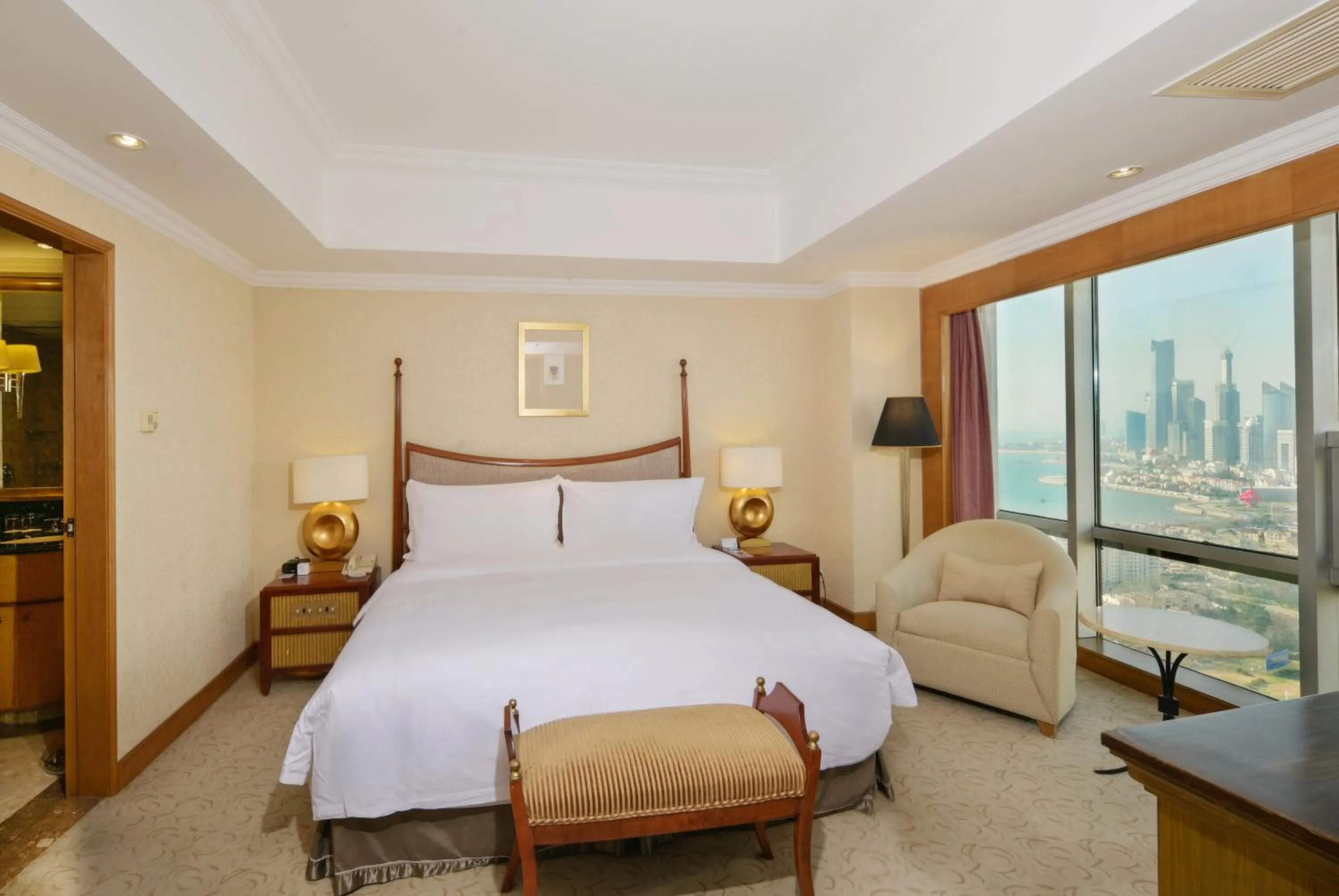Photo of the whole room, Bed in Crowne Plaza Qingdao by IHG