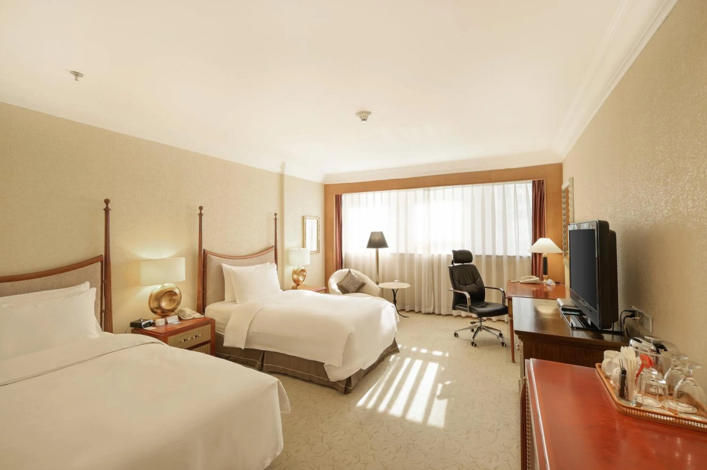 Photo of the whole room, Bed in Crowne Plaza Qingdao by IHG