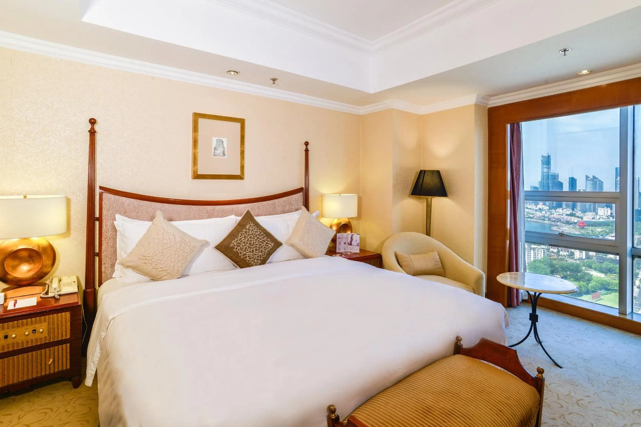 Photo of the whole room, Bed in Crowne Plaza Qingdao by IHG