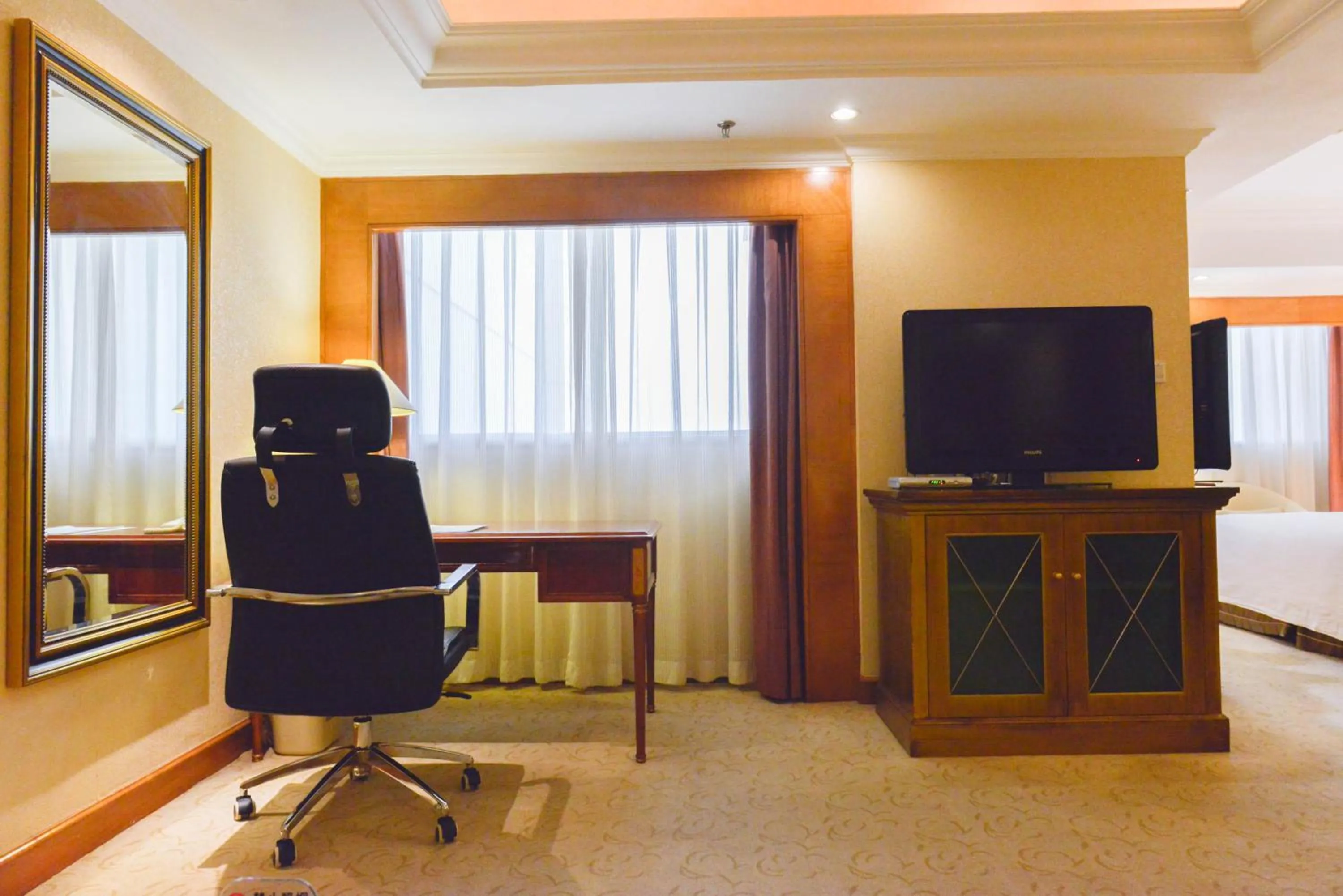 Living room in Crowne Plaza Qingdao by IHG
