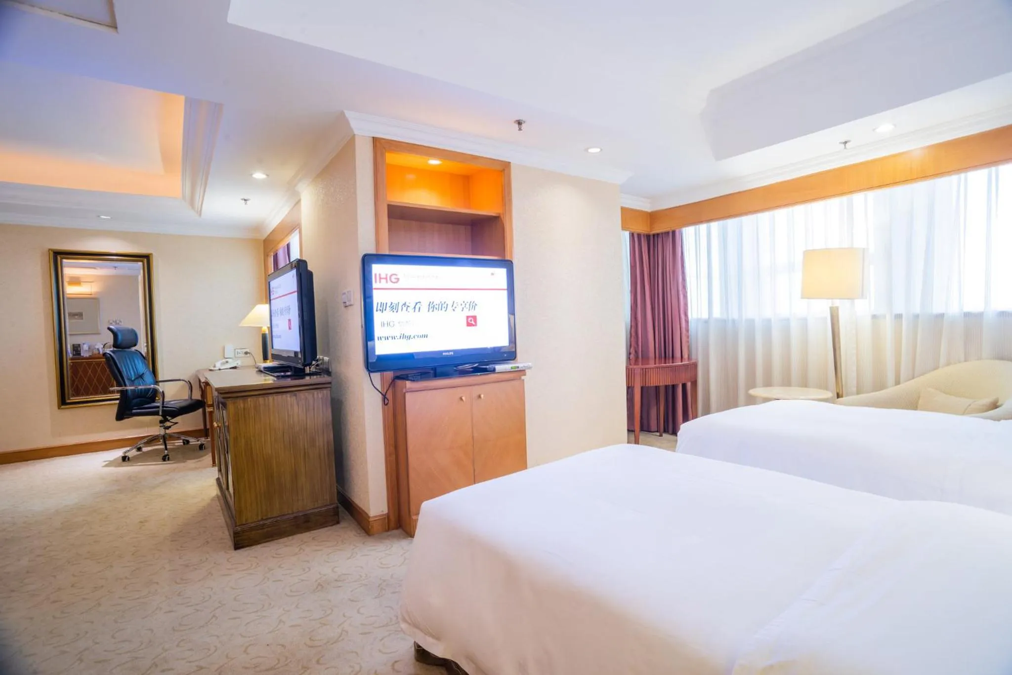 Photo of the whole room, Bed in Crowne Plaza Qingdao by IHG