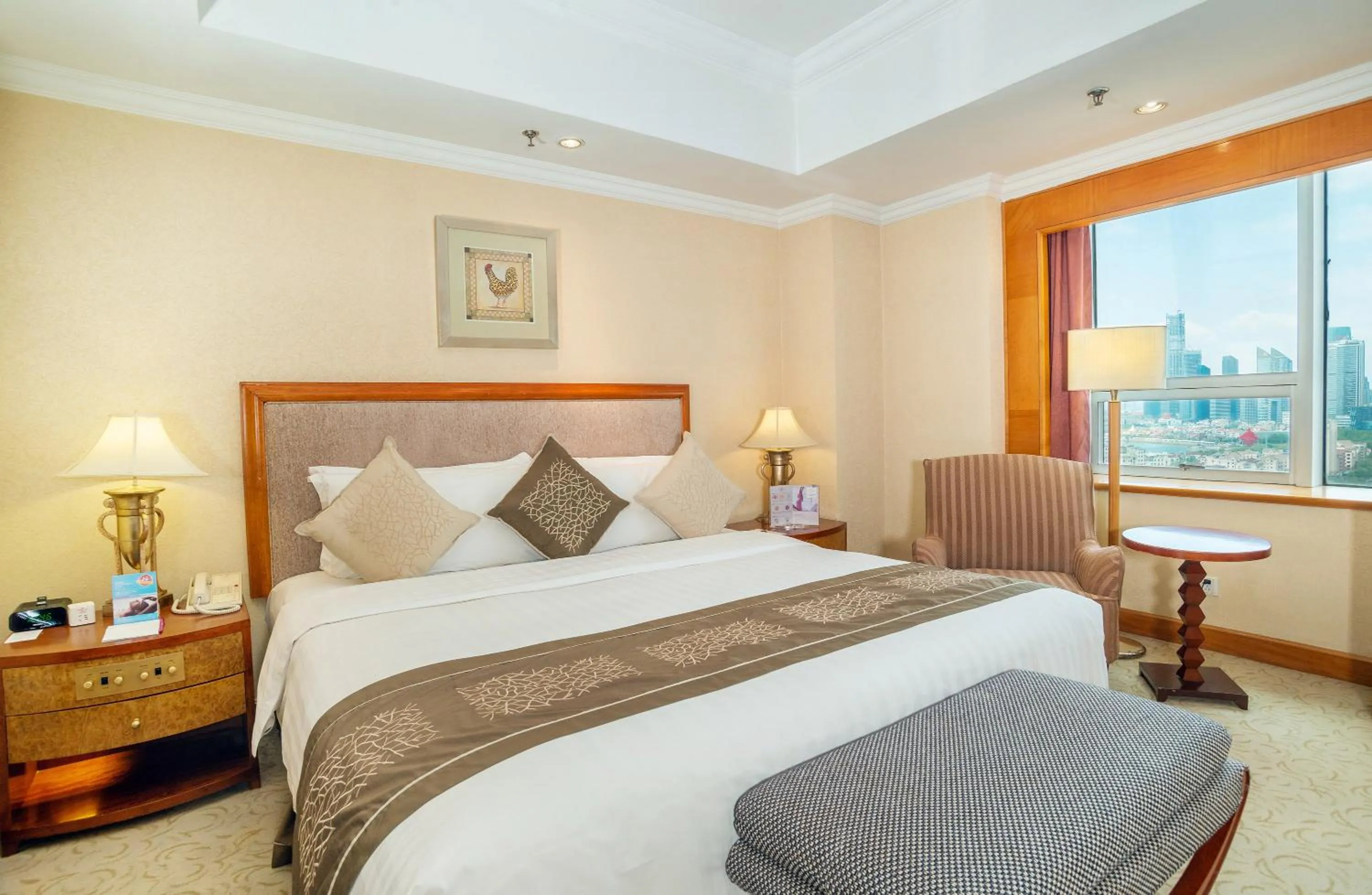Photo of the whole room, Bed in Crowne Plaza Qingdao by IHG