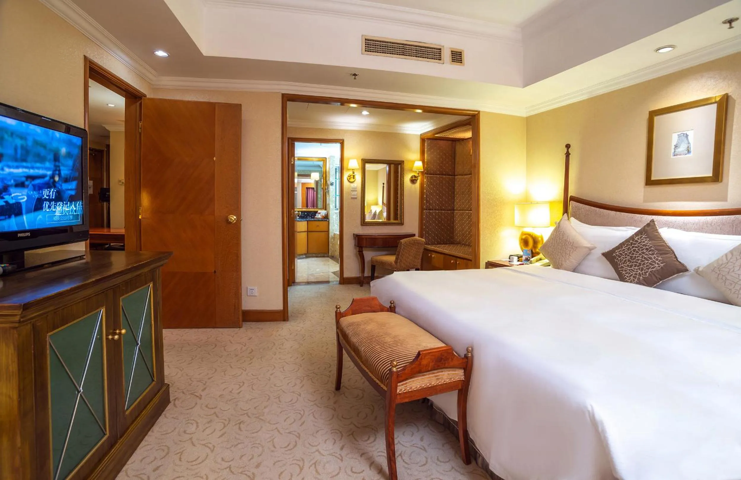 Photo of the whole room, Bed in Crowne Plaza Qingdao by IHG