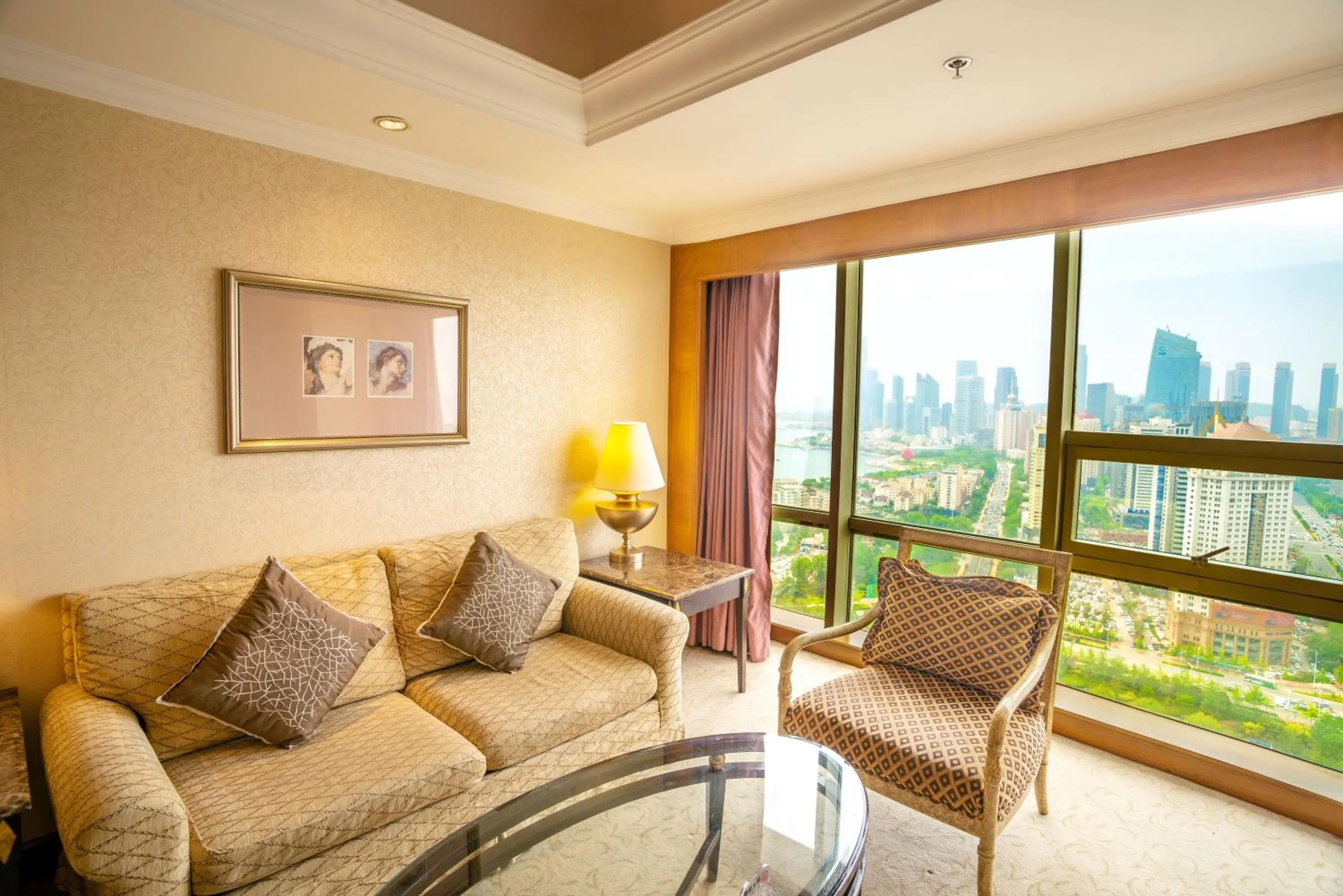 Living room in Crowne Plaza Qingdao by IHG