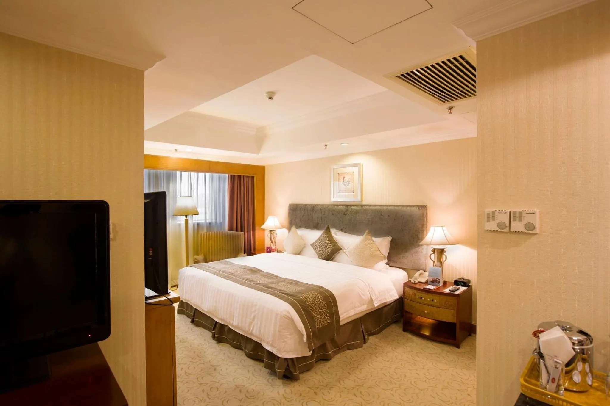 Photo of the whole room, Bed in Crowne Plaza Qingdao by IHG