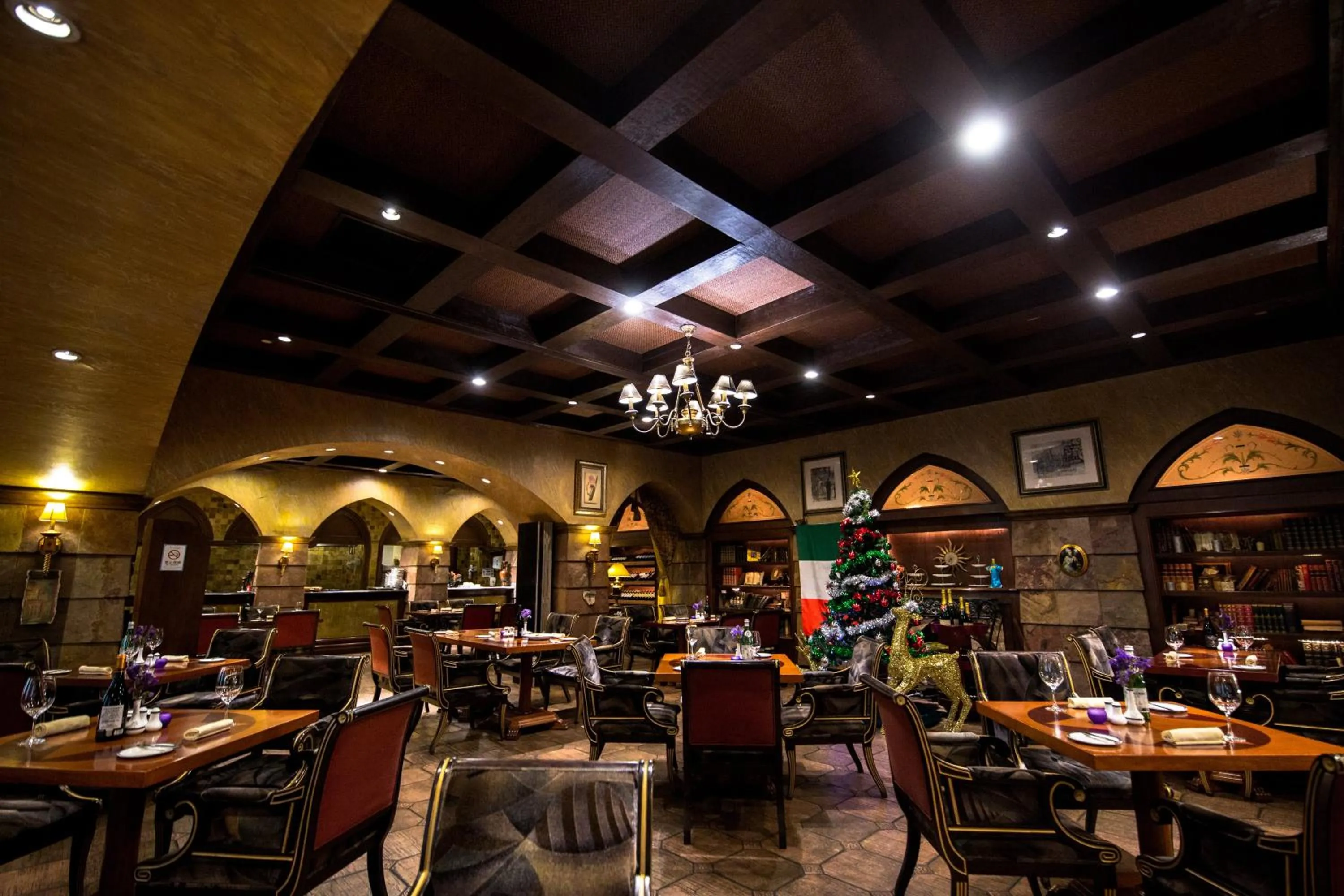 Restaurant/places to eat in Crowne Plaza Qingdao by IHG