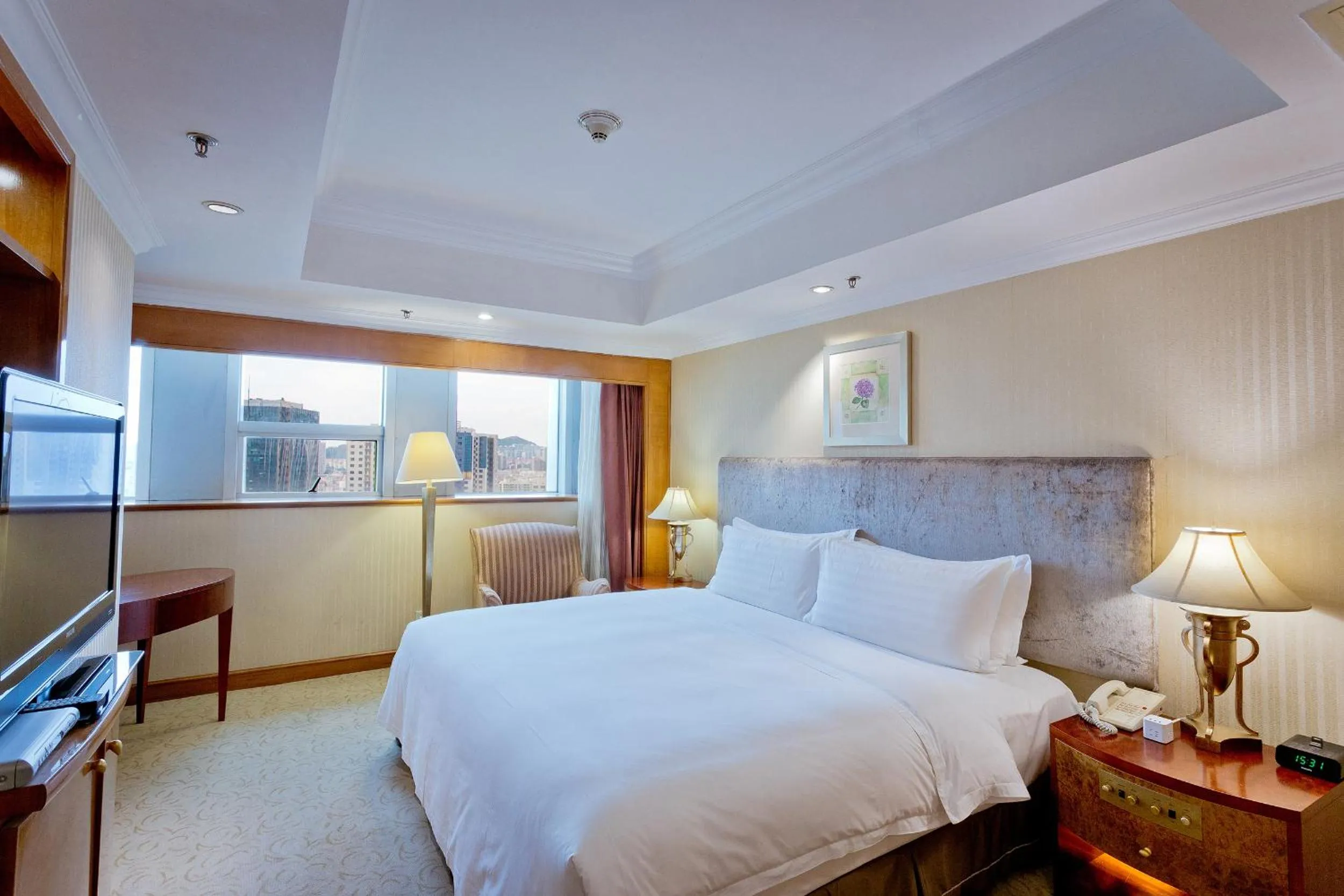 Photo of the whole room, Bed in Crowne Plaza Qingdao by IHG
