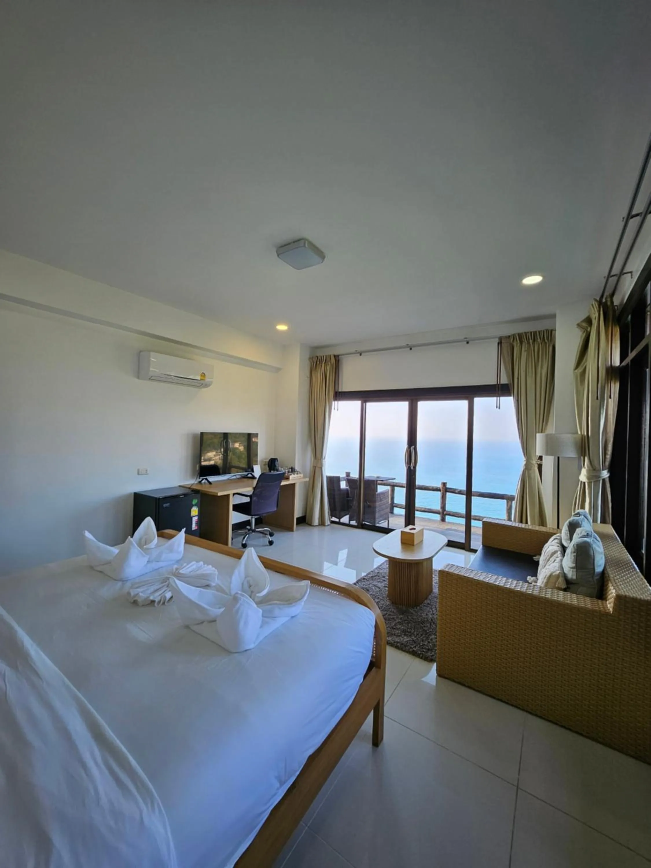 Photo of the whole room, Bed in Phangan Utopia Resort