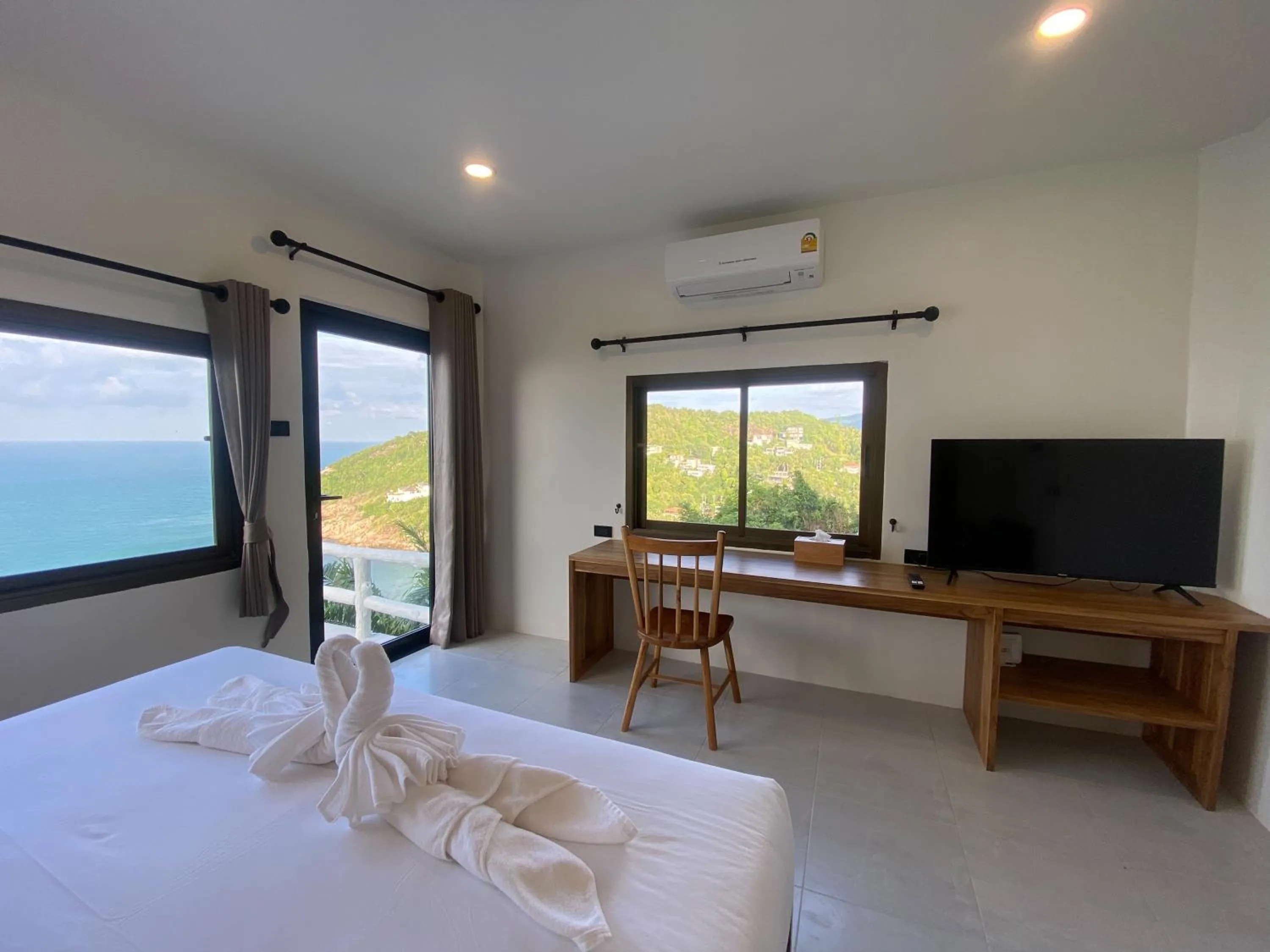 Photo of the whole room, Bed in Phangan Utopia Resort