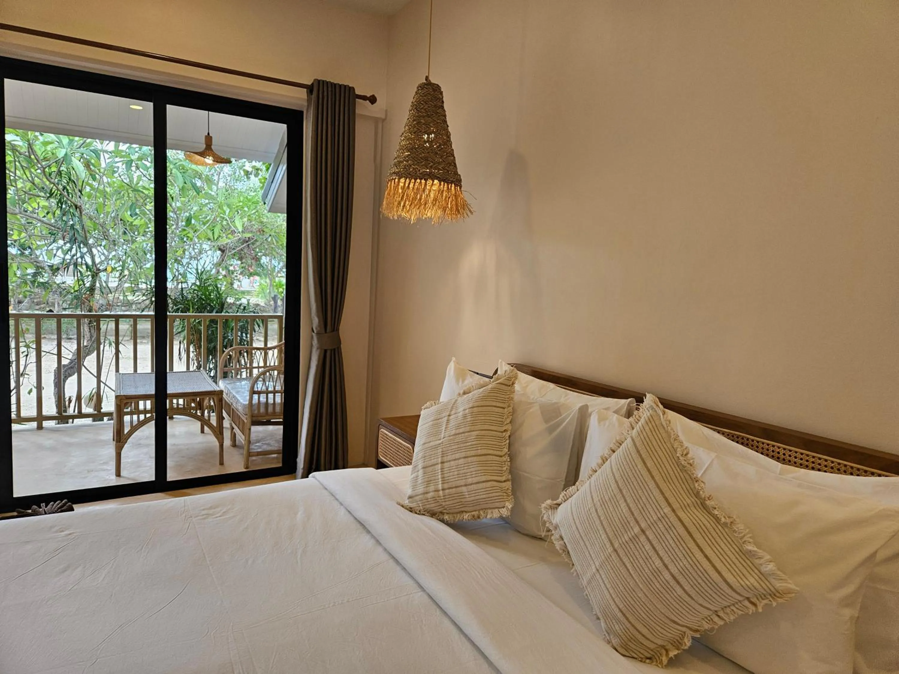 View (from property/room), Bed in Phangan Utopia Resort