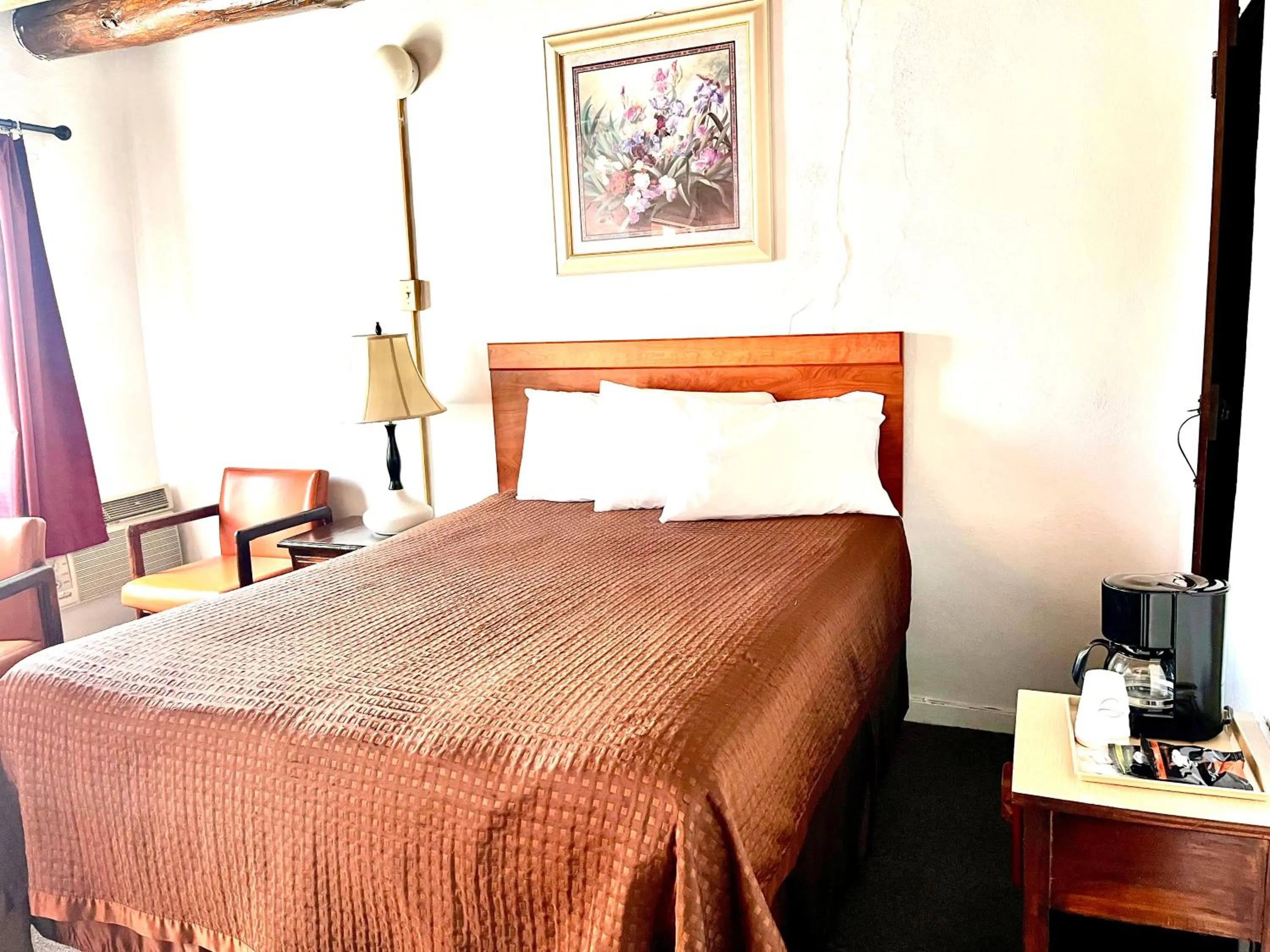 Bed in Cottonwood Court Motel