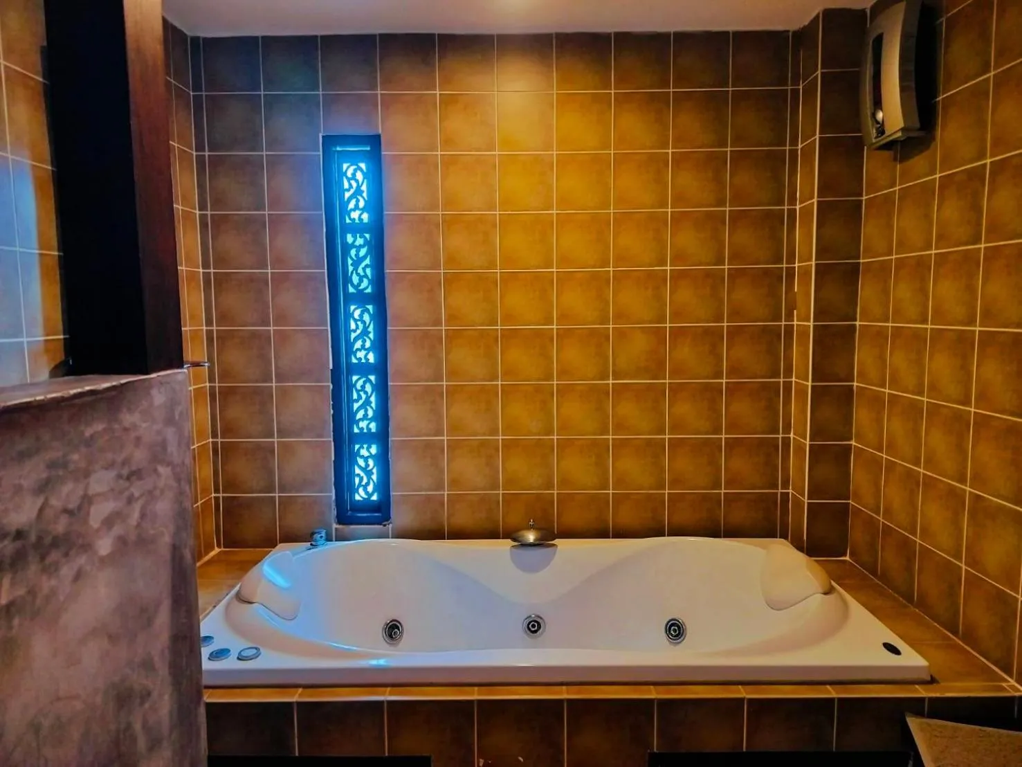 Bath in Pludhaya Resort & Spa