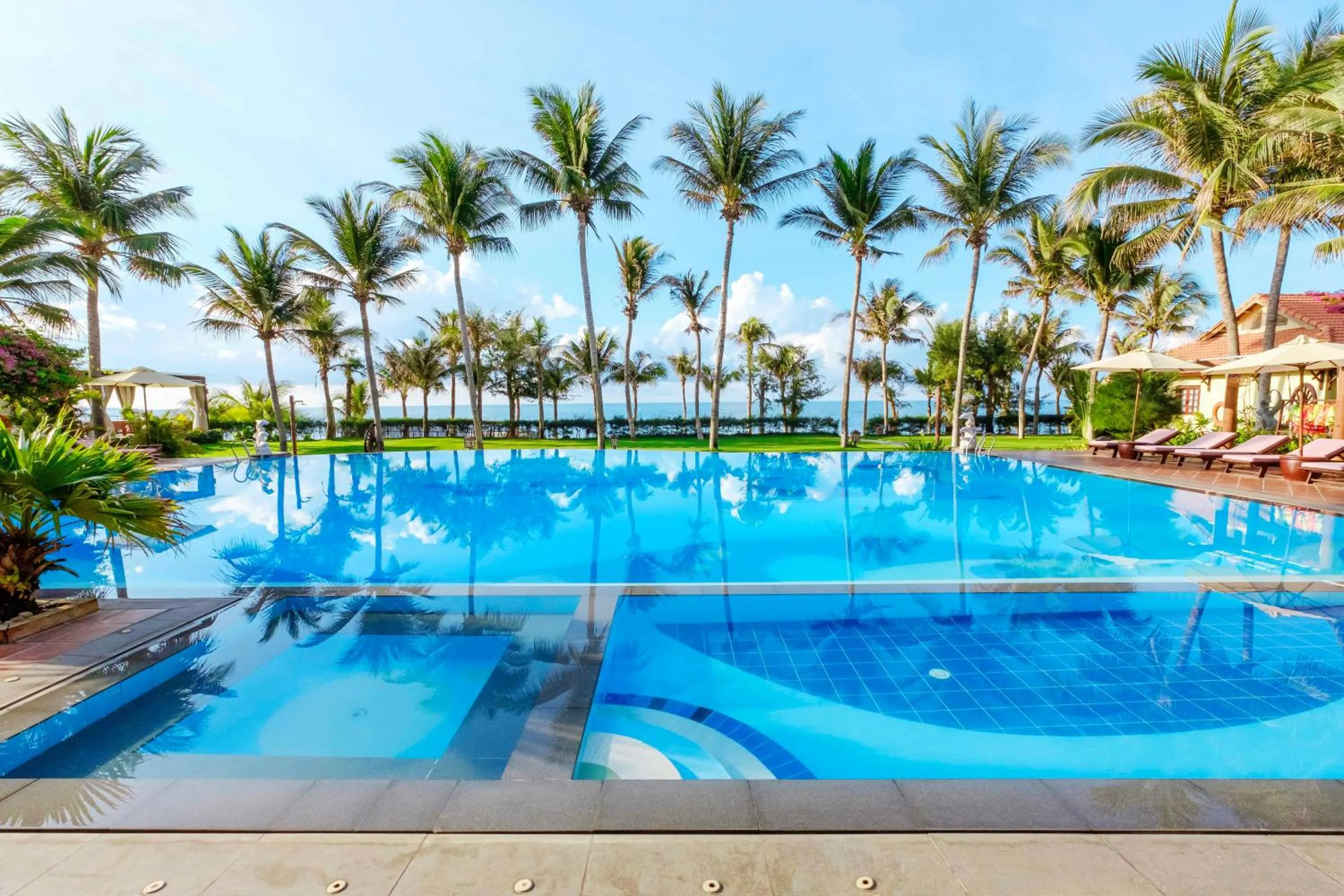 Swimming pool in Sunny Beach Resort & Spa Mui Ne