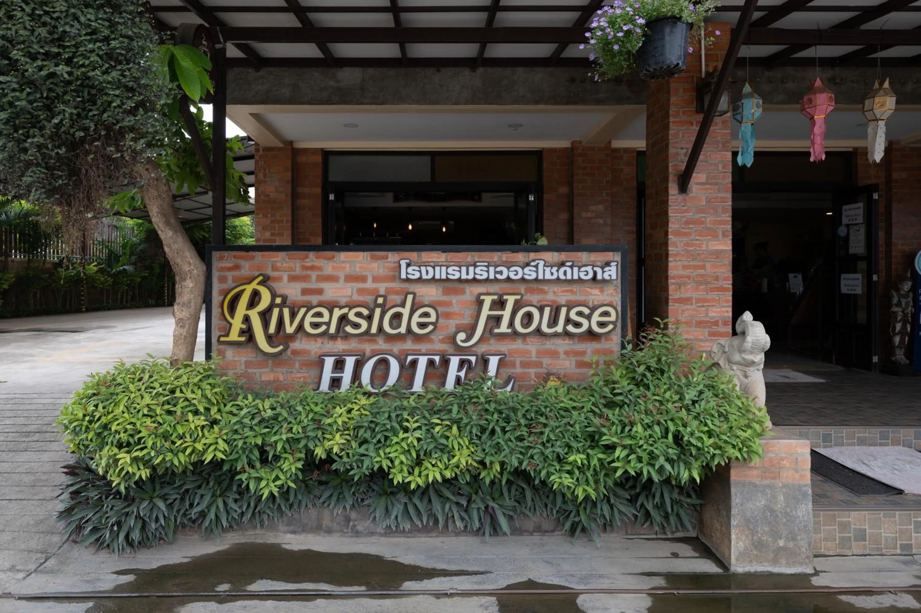Property building in Riverside House Hotel