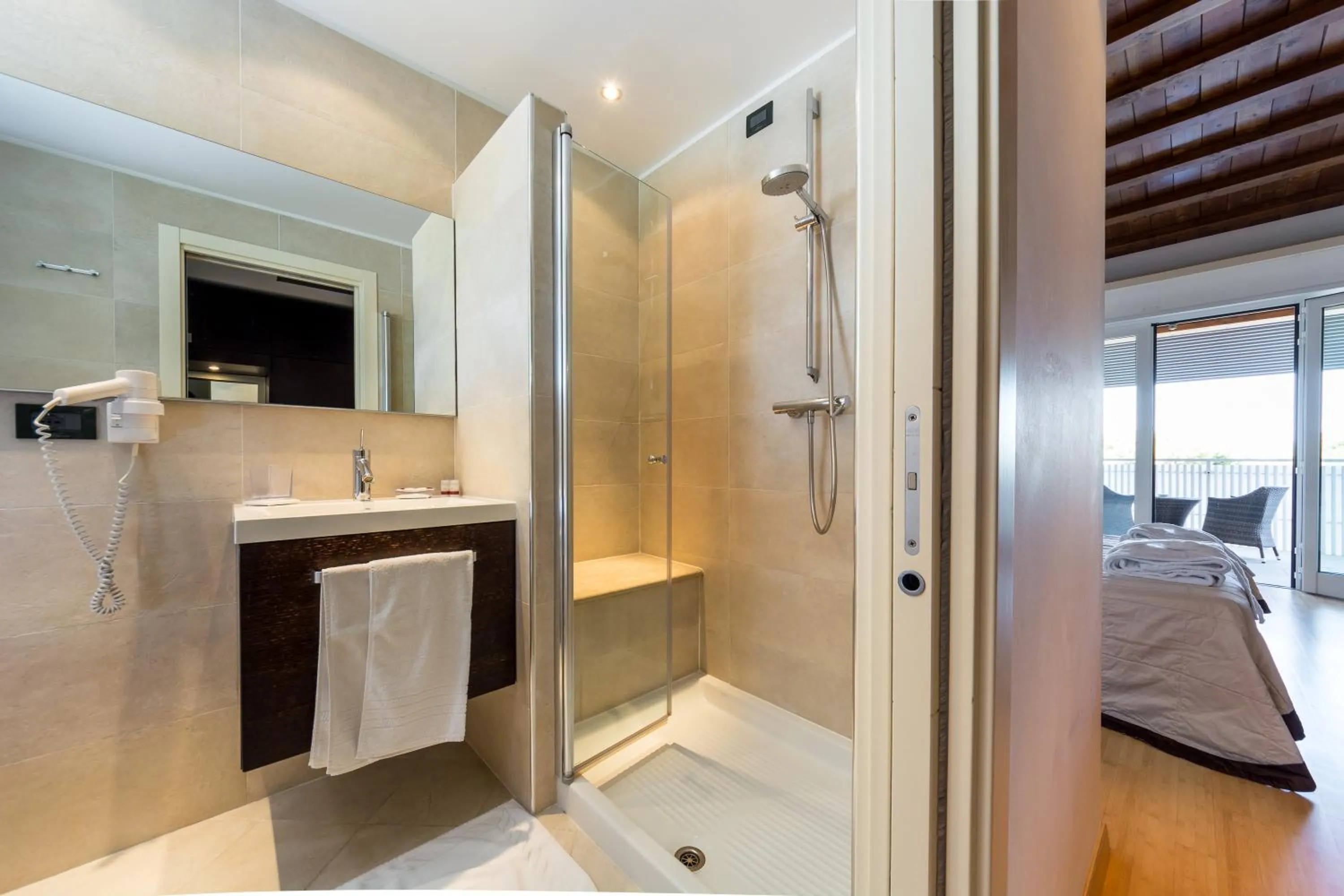 Bathroom, Bed in Hotel Smeraldo