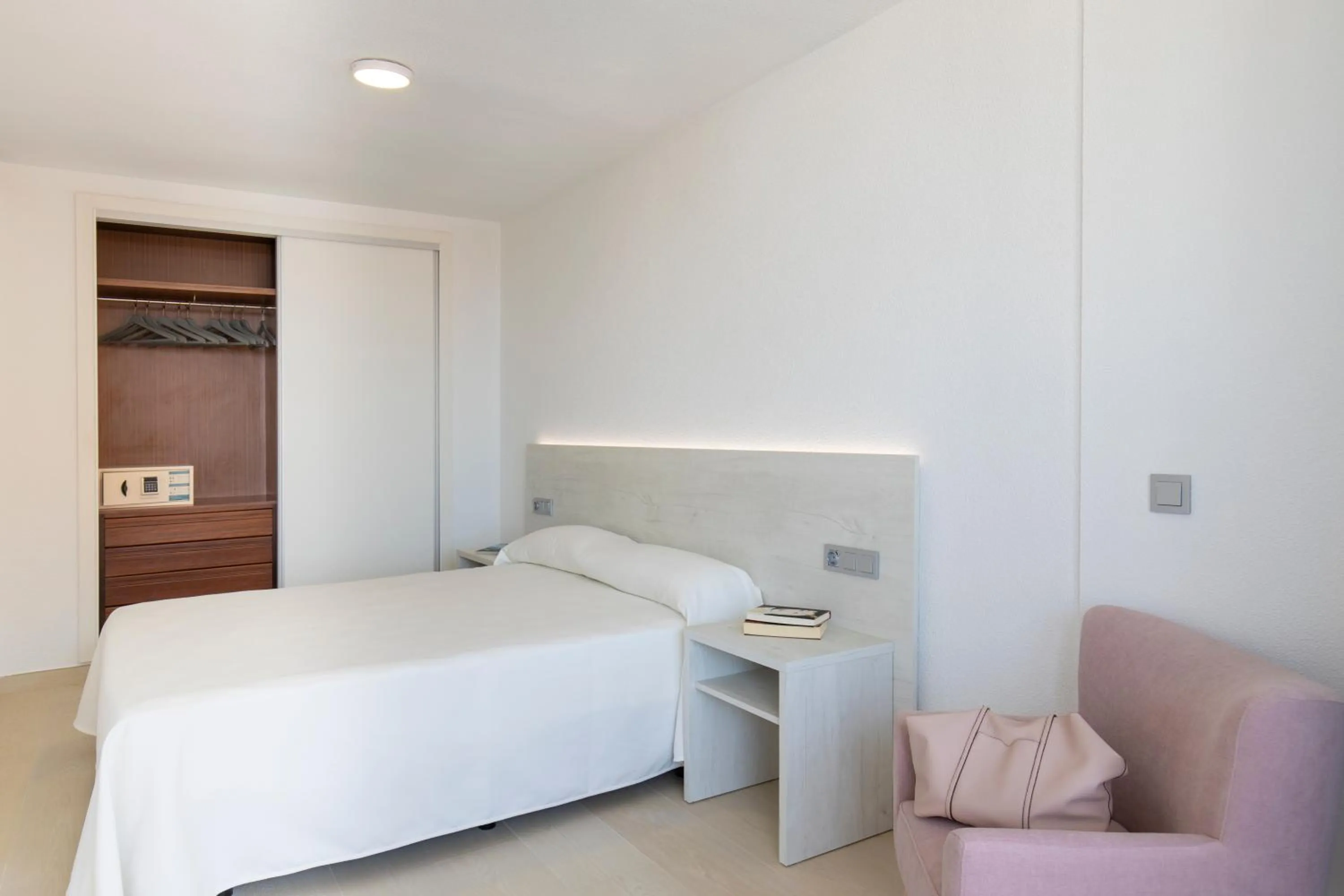 Photo of the whole room, Bed in Aparthotel BCL Levante Lux