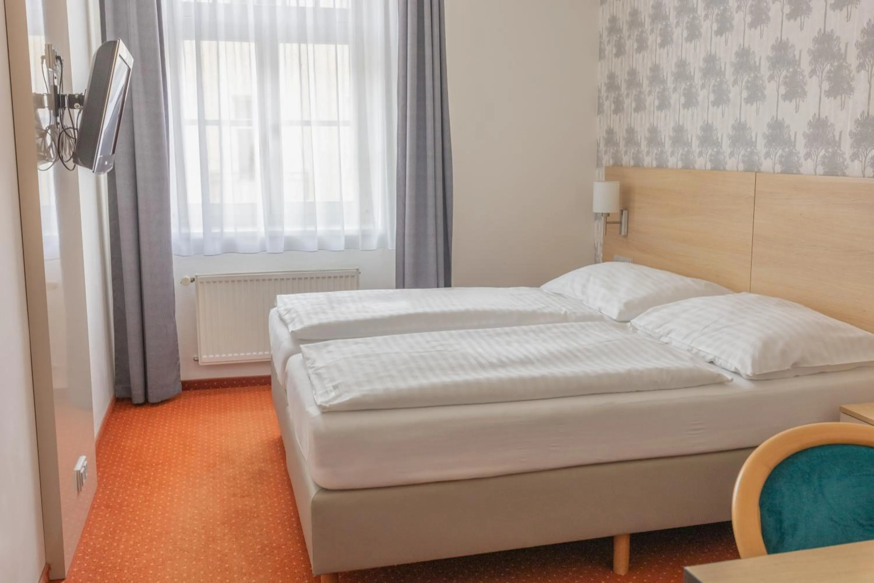 Property building, Bed in Hotel Flora