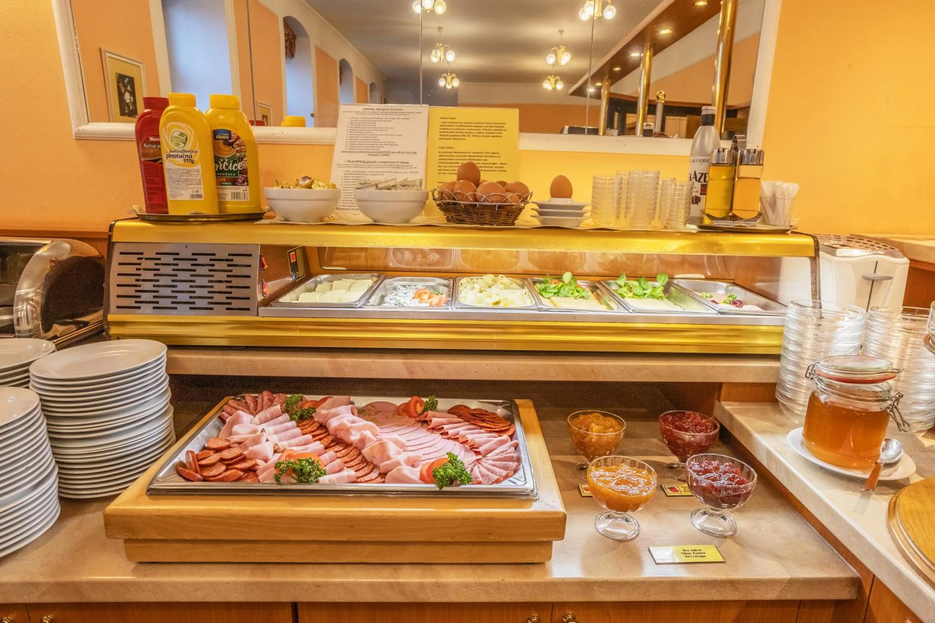 Restaurant/places to eat in Hotel Flora