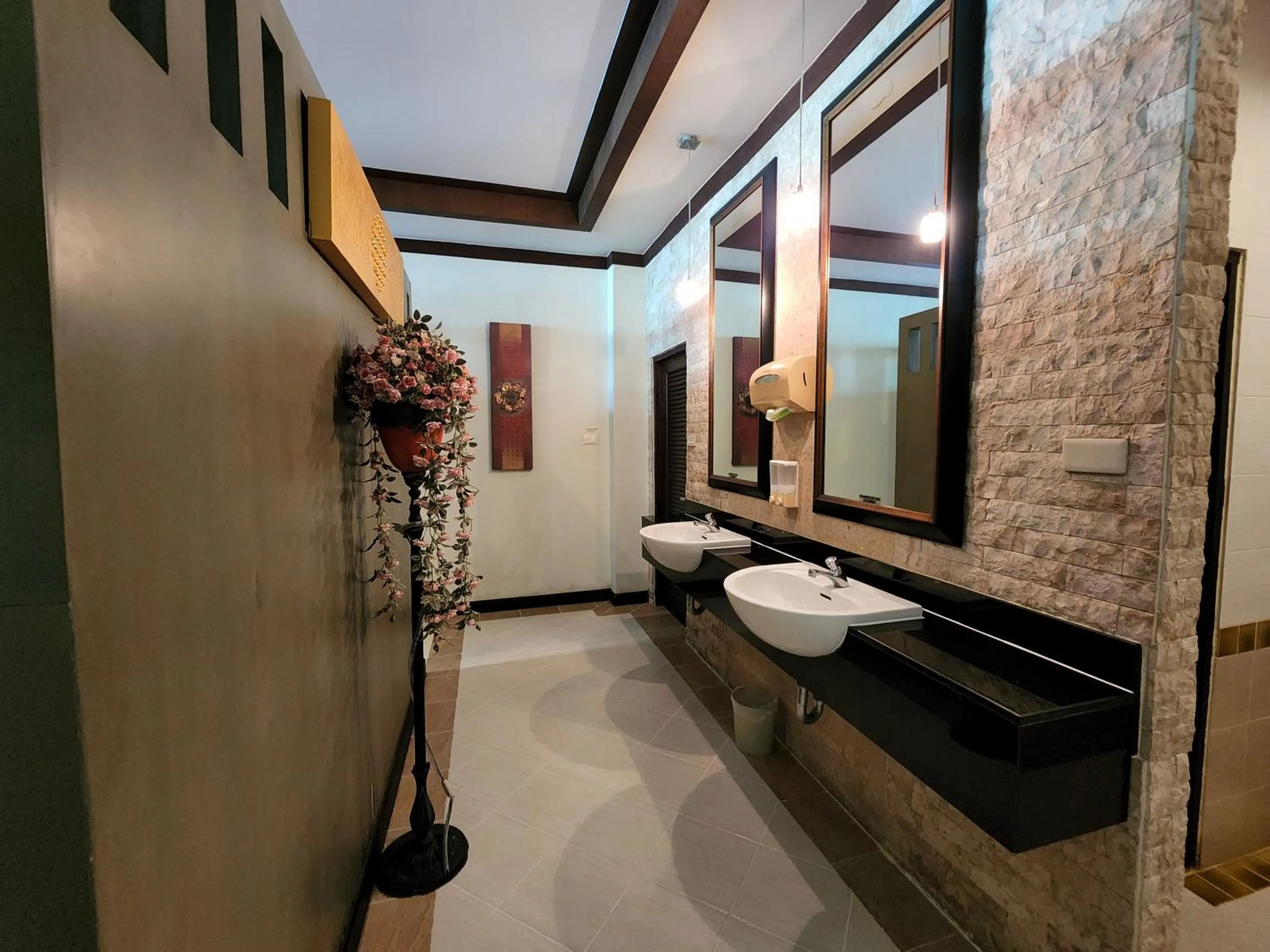 Toilet in Lanta Mermaid Boutique House-Cozy Stay,Seaview, Delicious Breakfast,2 Minutes Walk to the Beach