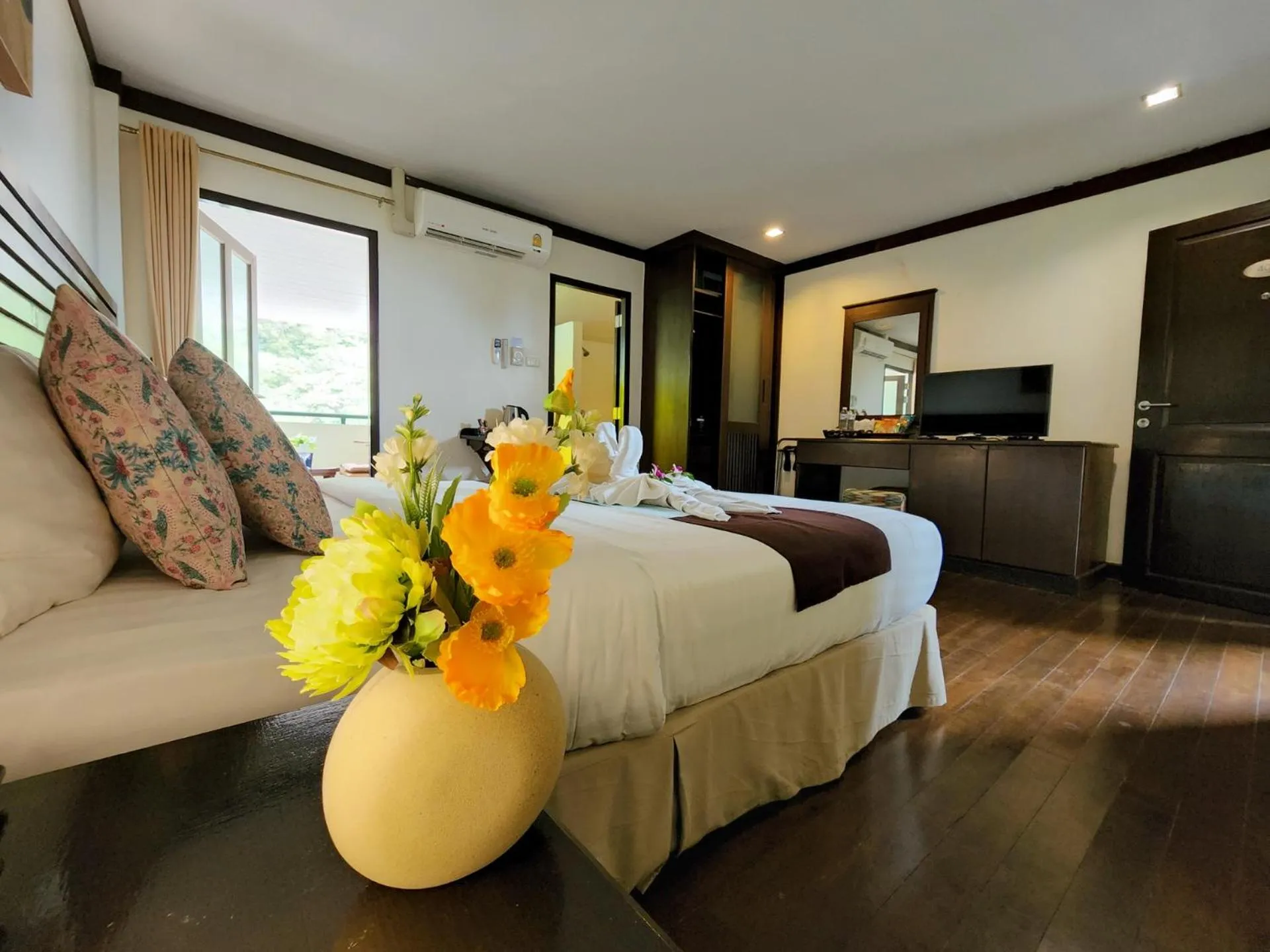 Photo of the whole room, Bed in Lanta Mermaid Boutique House-Cozy Stay,Seaview, Delicious Breakfast,2 Minutes Walk to the Beach