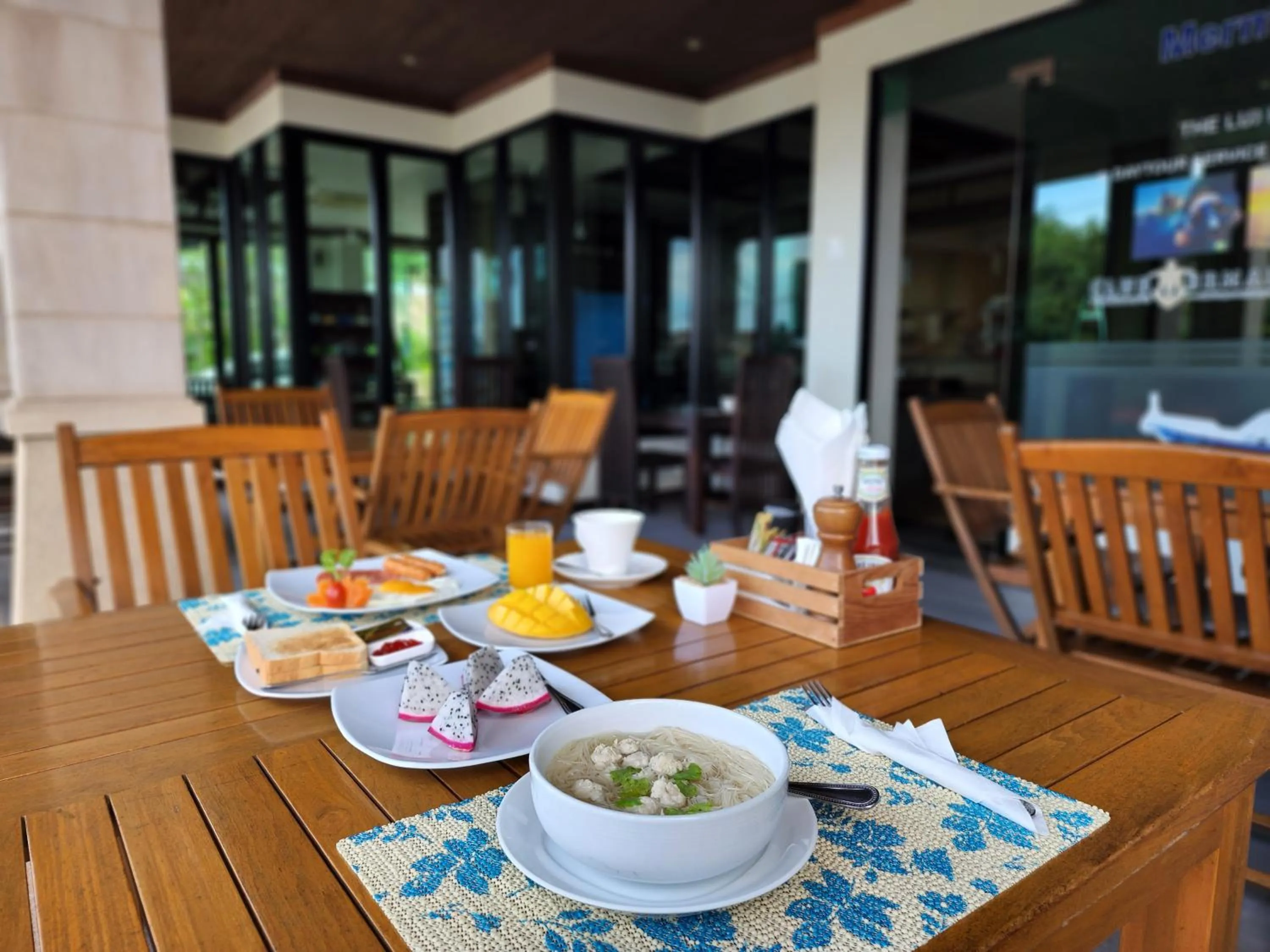 Restaurant/places to eat in Lanta Mermaid Boutique House-Cozy Stay,Seaview, Delicious Breakfast,2 Minutes Walk to the Beach