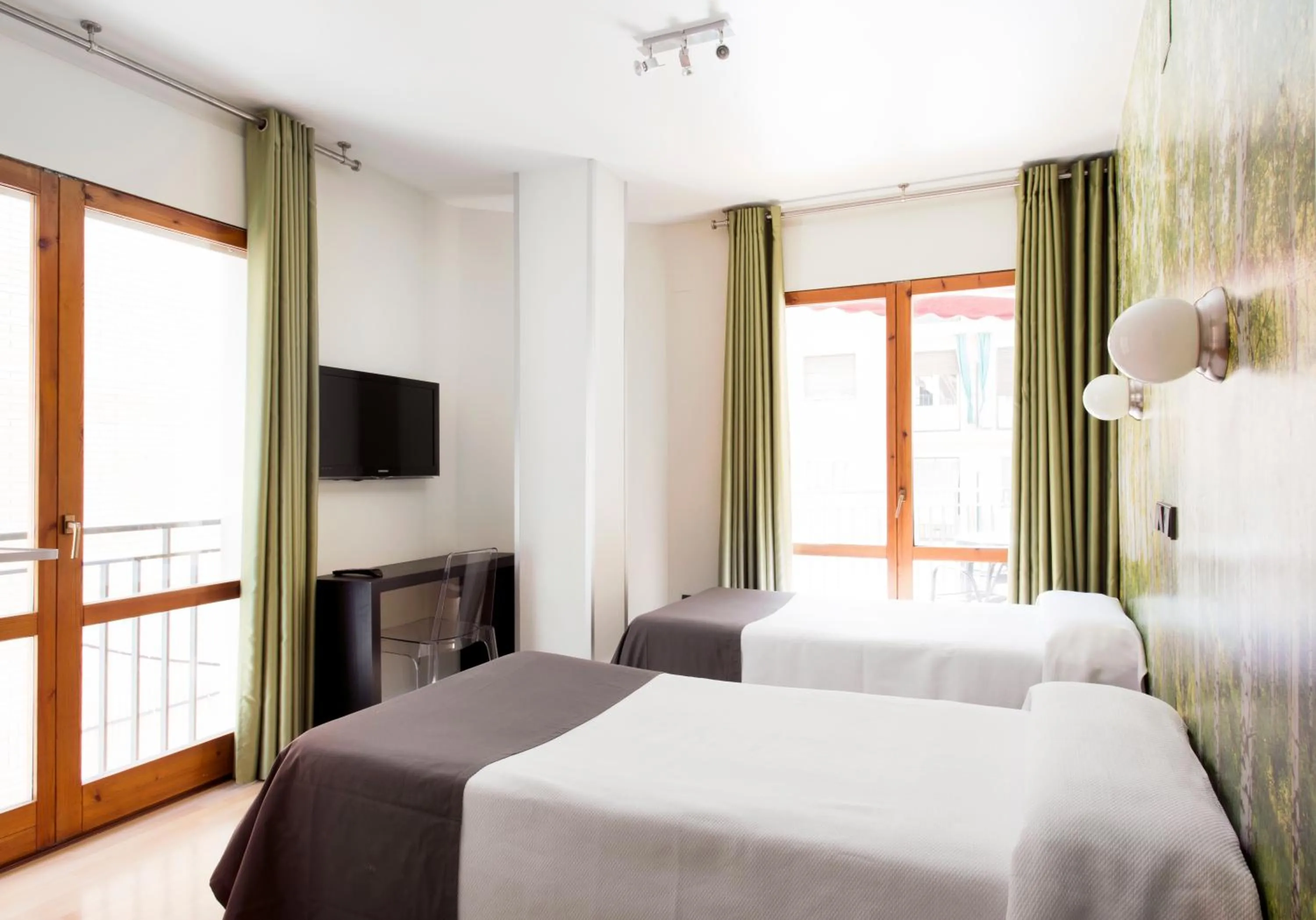 Twin Room with Extra Bed in Hospedium Hostal Un Punto Chic
